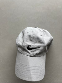 NIKE GREY FITTED CAP