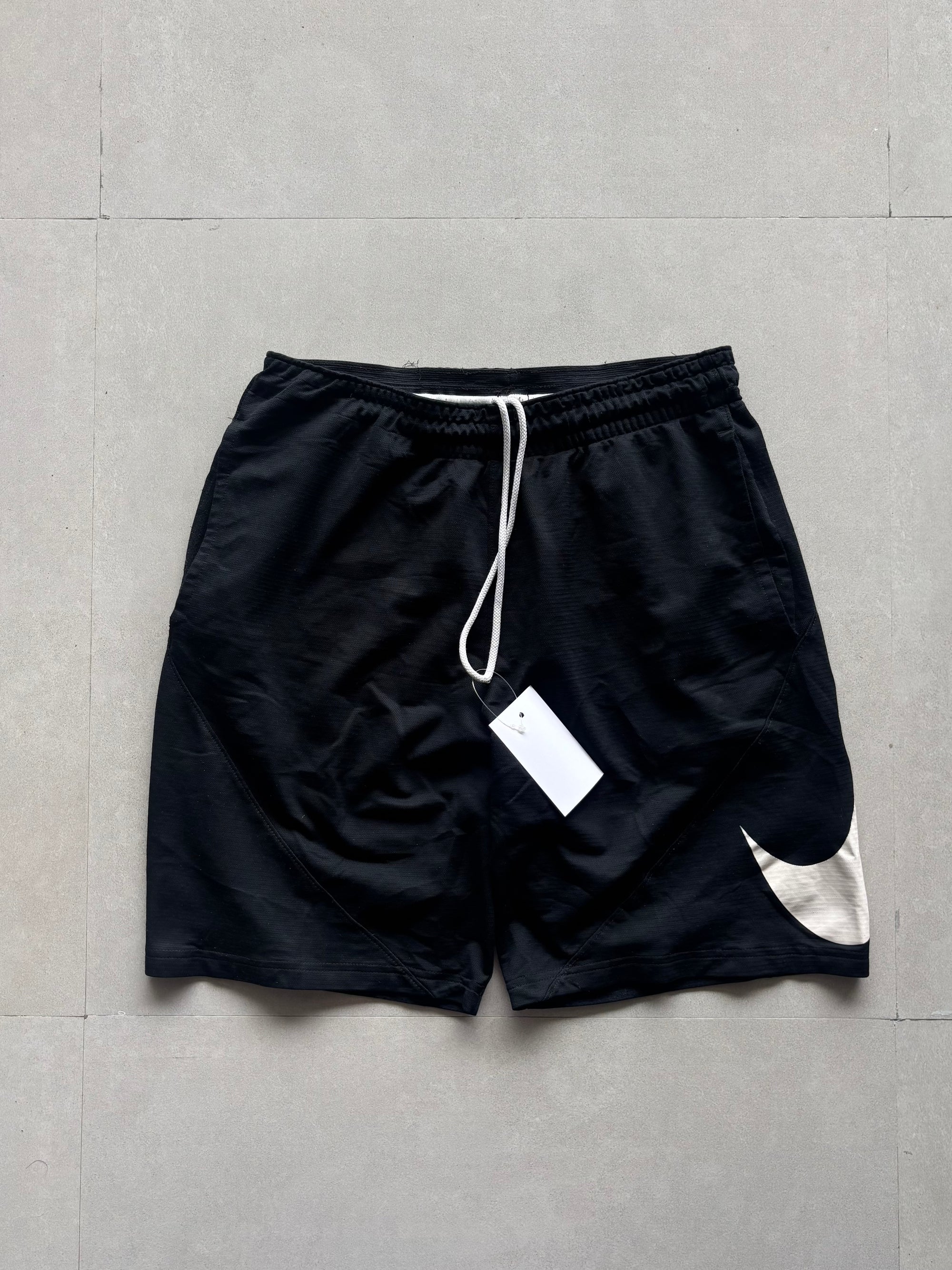 NIKE BIG SWOOSH SHORTS - M