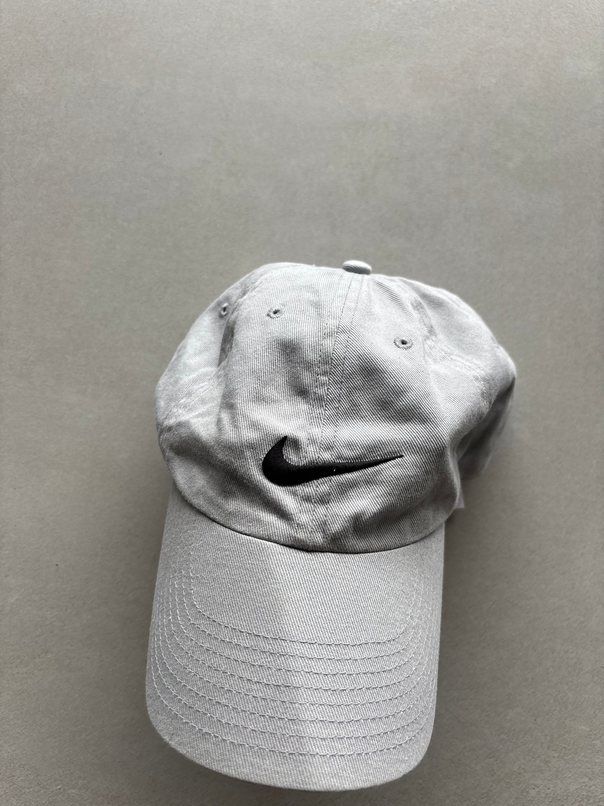 NIKE GREY FITTED CAP