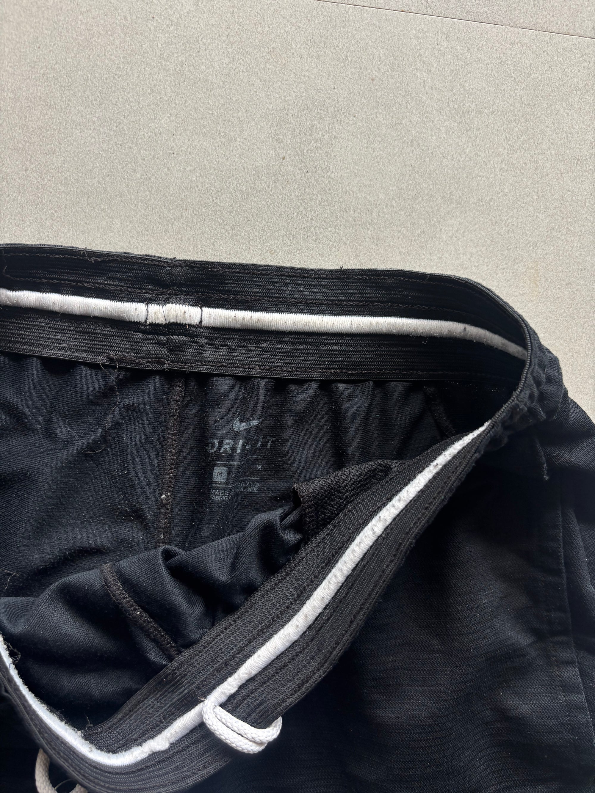 NIKE BIG SWOOSH SHORTS - M