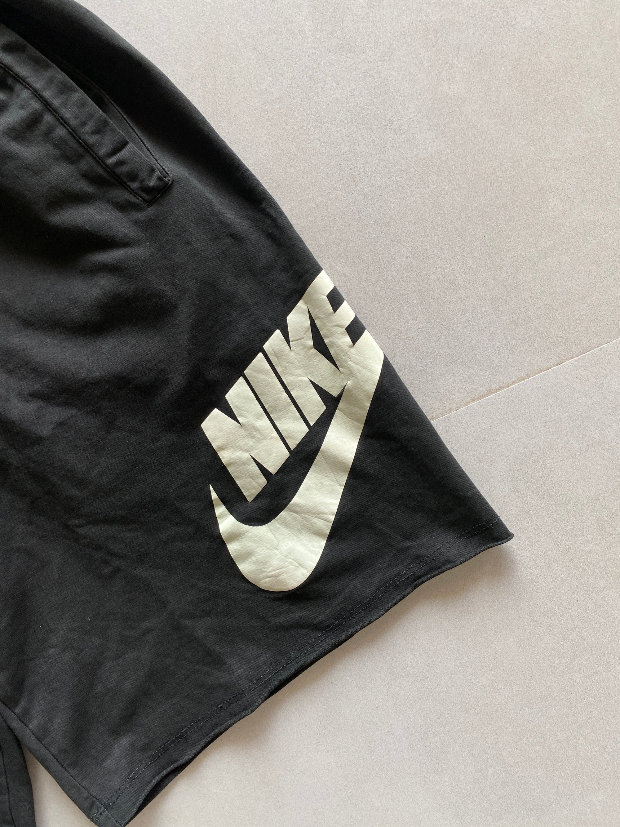 NIKE BIG LOGO SHORTS - S