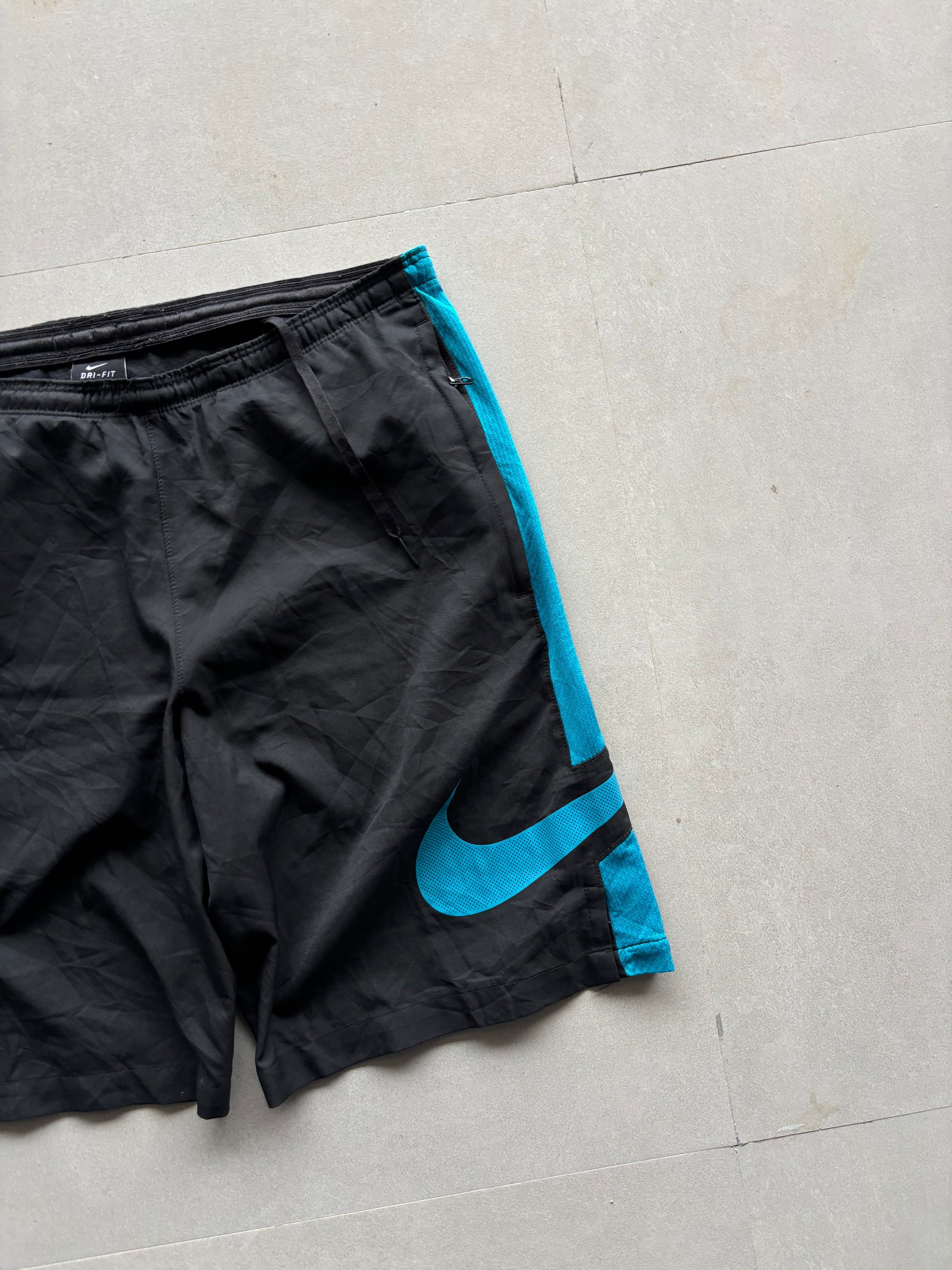 NIKE BIG SWOOSH SHORTS - M