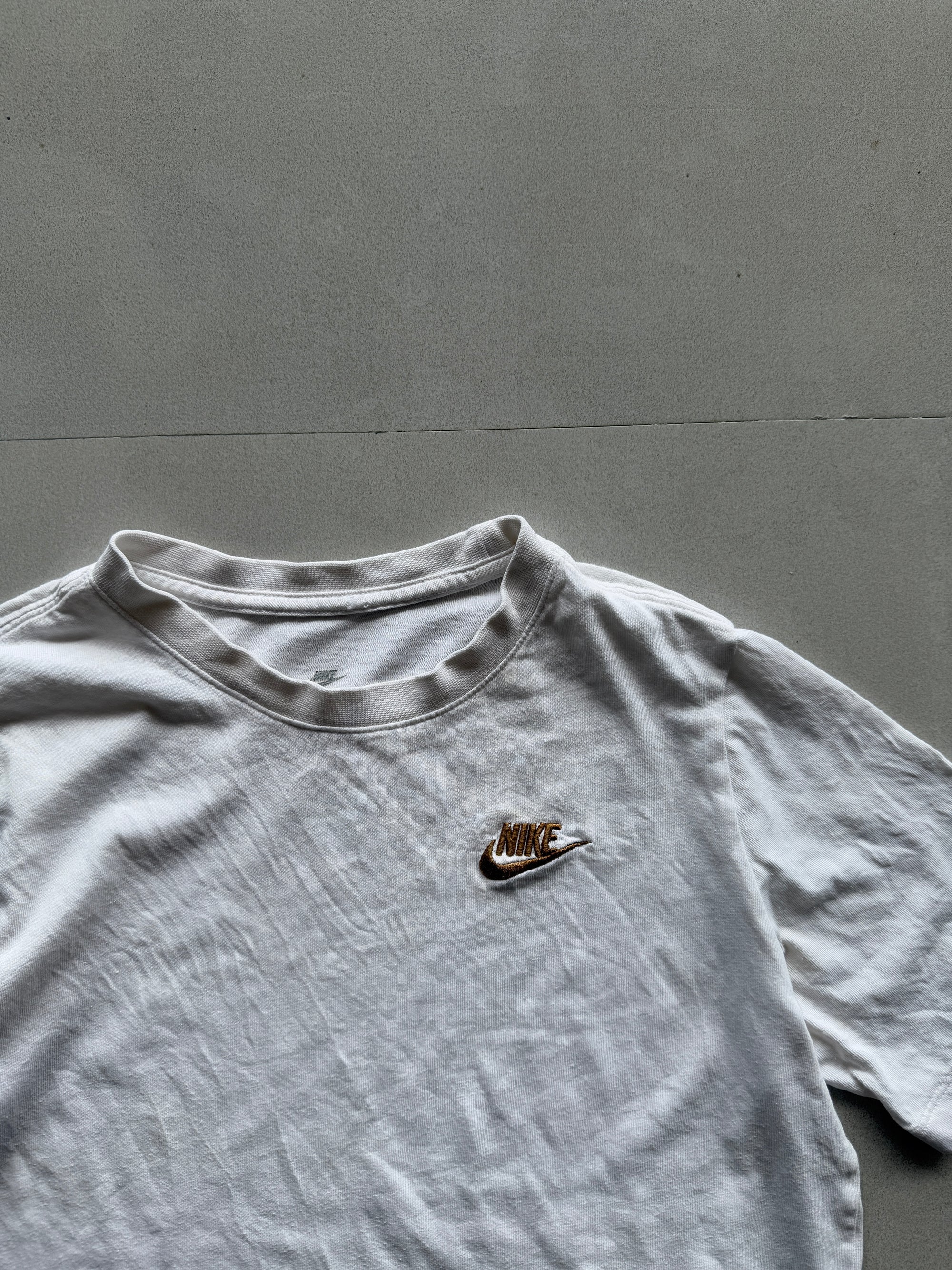 NIKE WHITE TEE - S