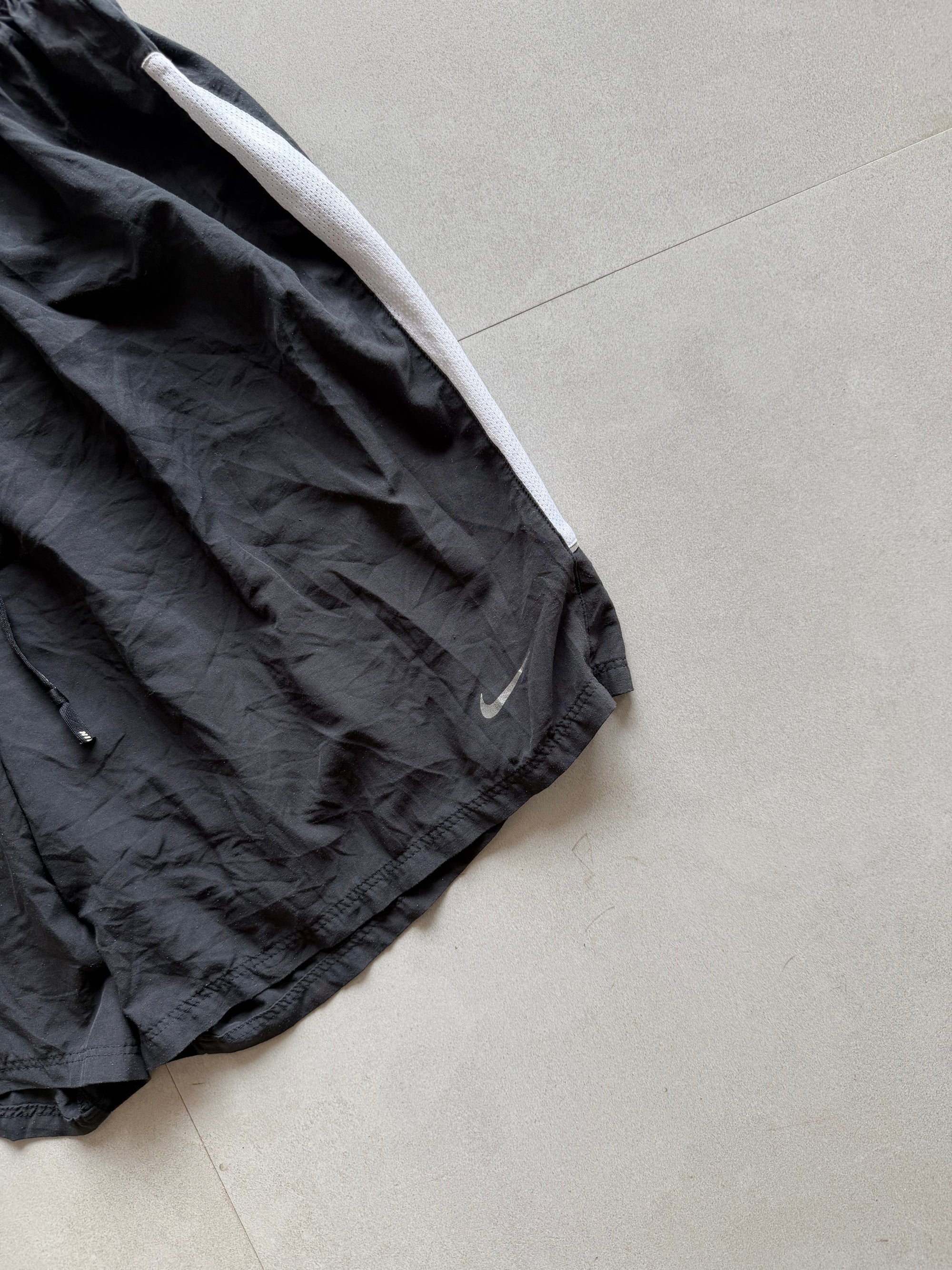 NIKE BASIC SHORTS - M