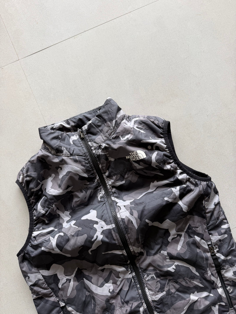 THE NORTH FACE CAMO SLEEVLESS PUFFER JACKET - S