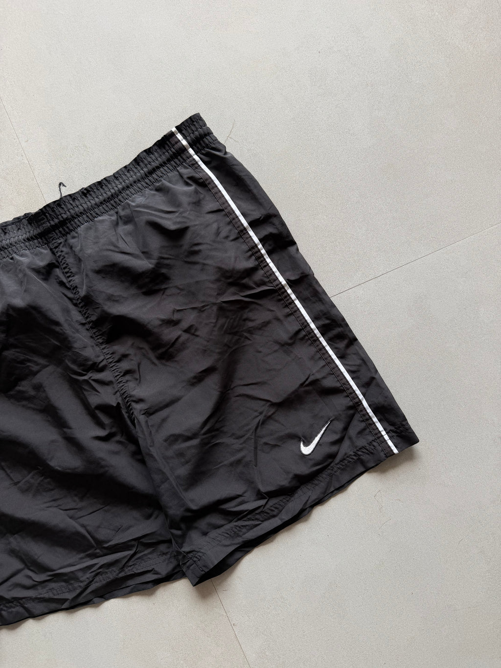 VINTAGE NIKE SHORTS - M