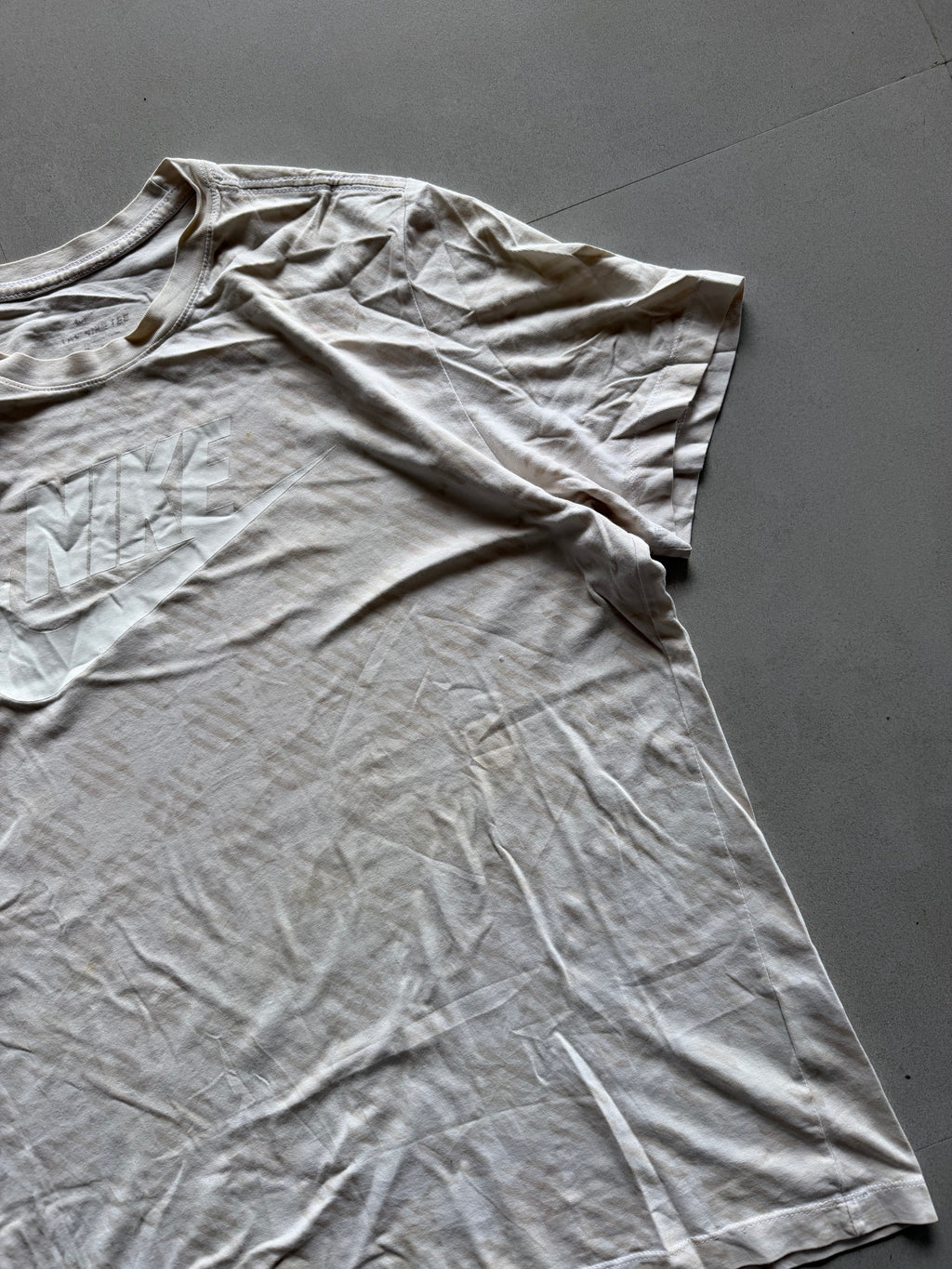 NIKE LOGO TEE - L