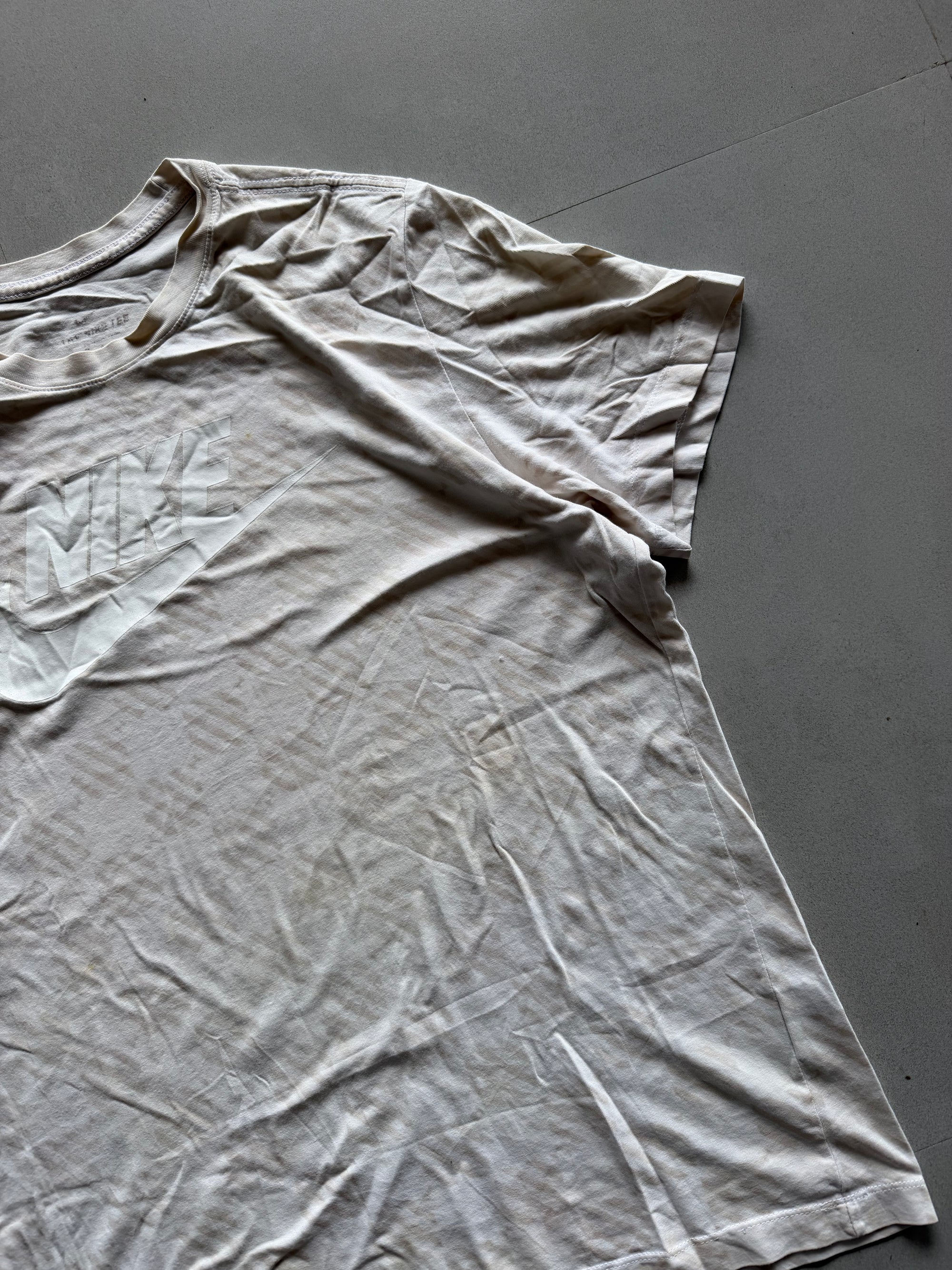NIKE LOGO TEE - L