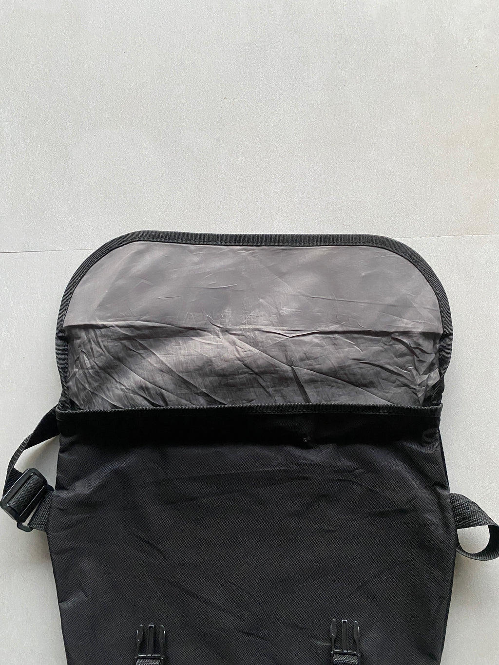 SUPREME SLING BAG