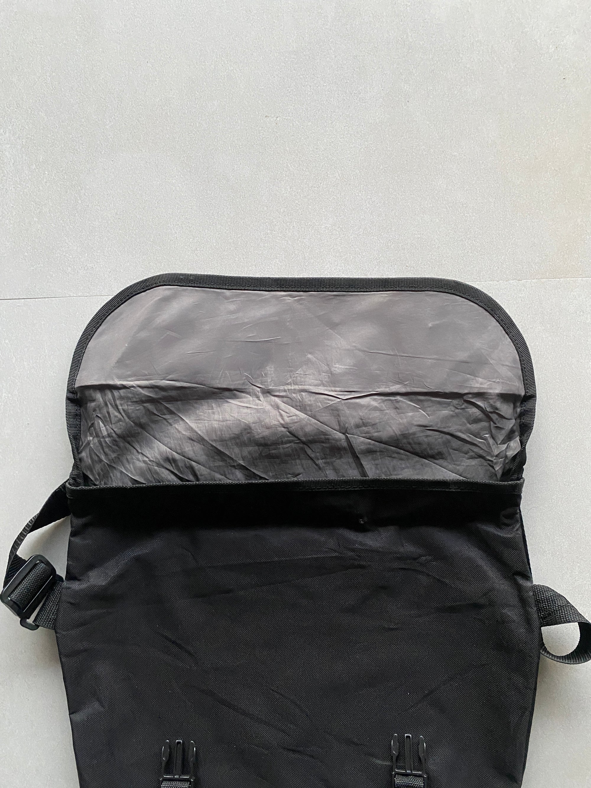 SUPREME SLING BAG