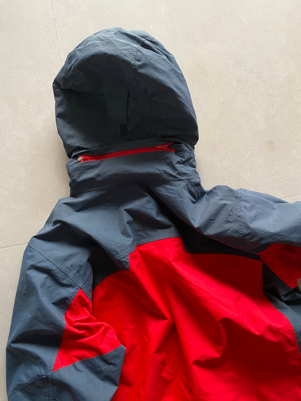 COLUMBIA HOODED TREKKING JACKET - XL