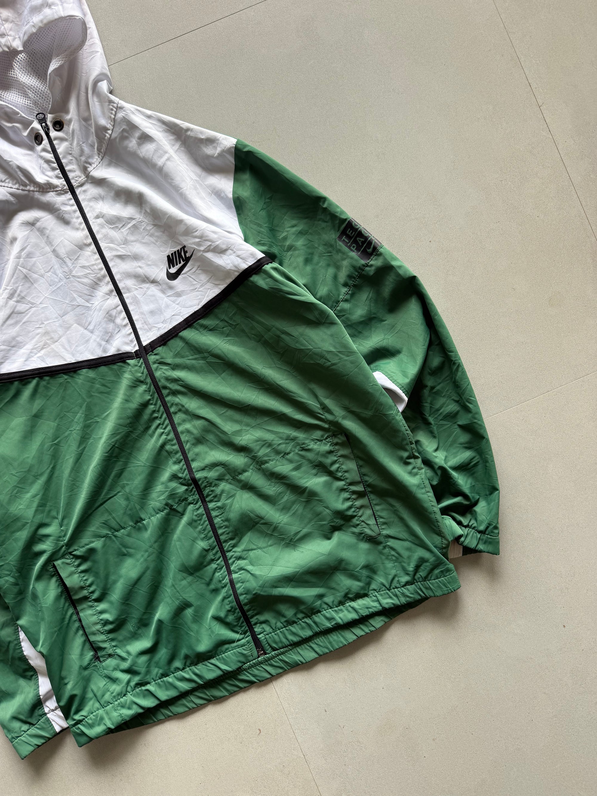 NIKE HOODEED JACKET -