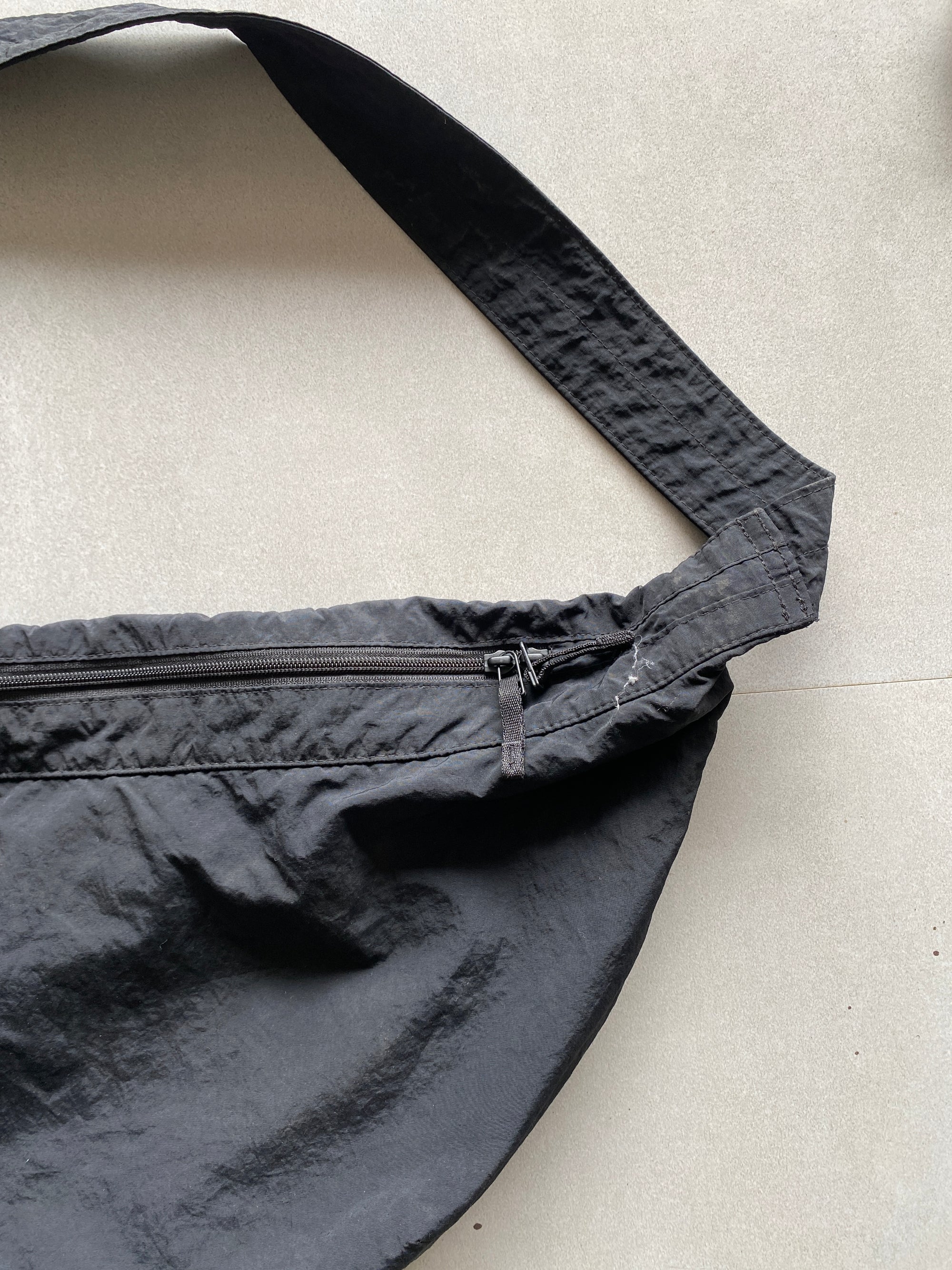 BLACK KOREAN STYLE SLING BAG