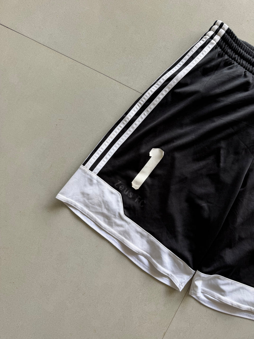 ADIDAS STRIPED SHORTS - M