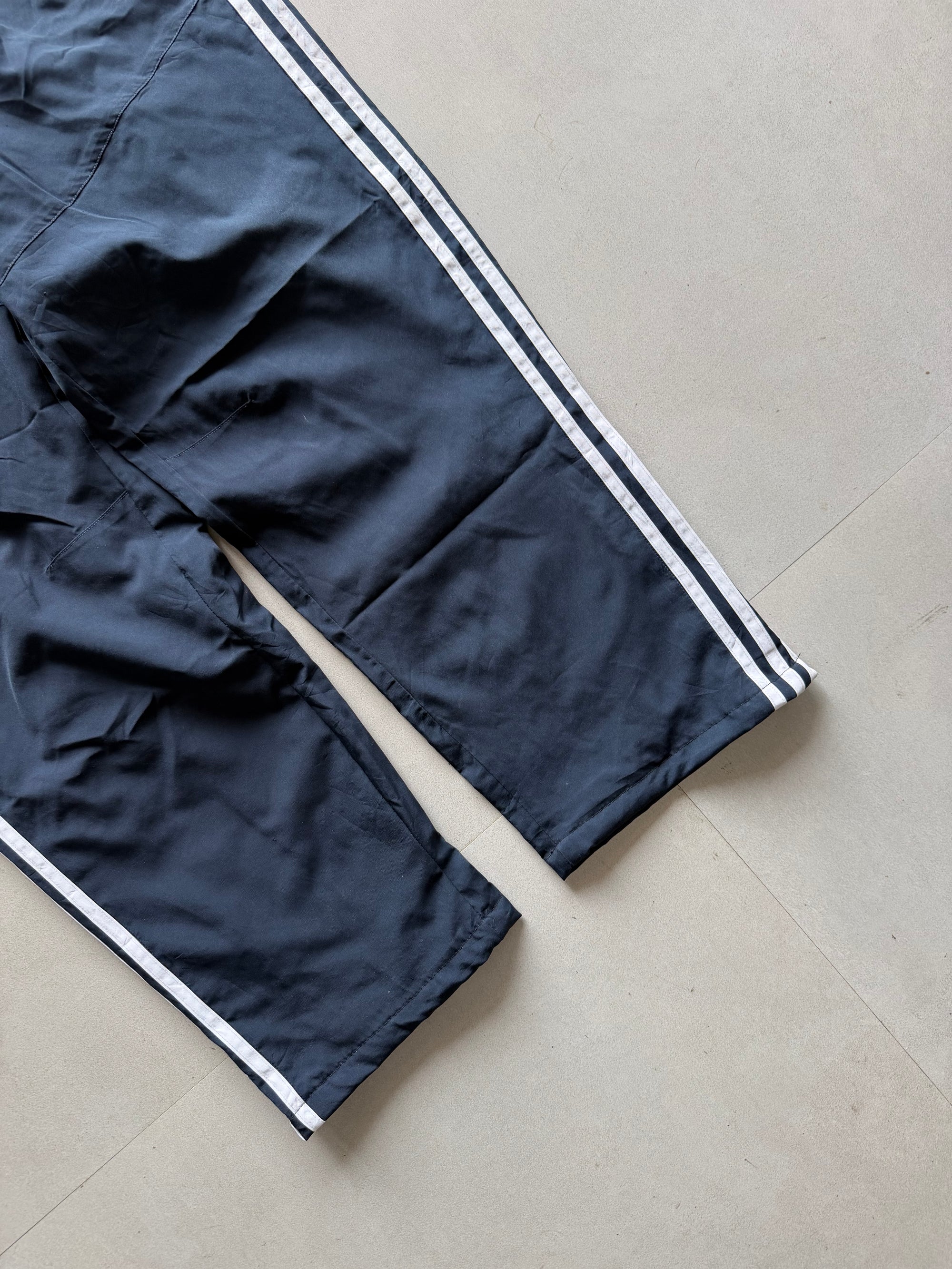 ADIDAS STRIPED TRACK PANT126 - L