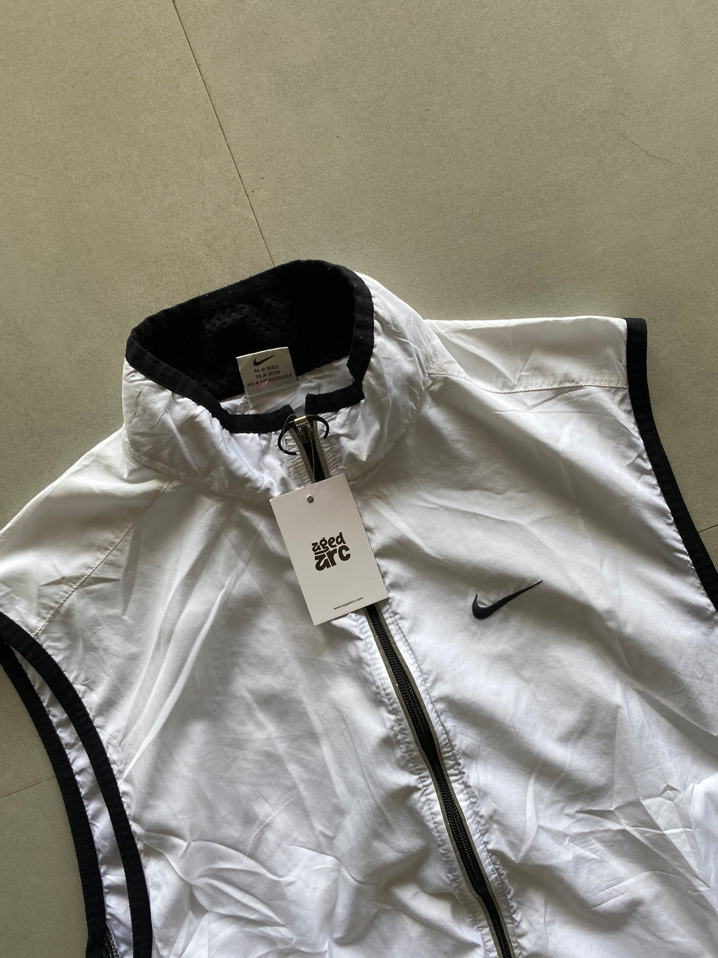 90S NIKE SLEEVE LESS JACKET - L