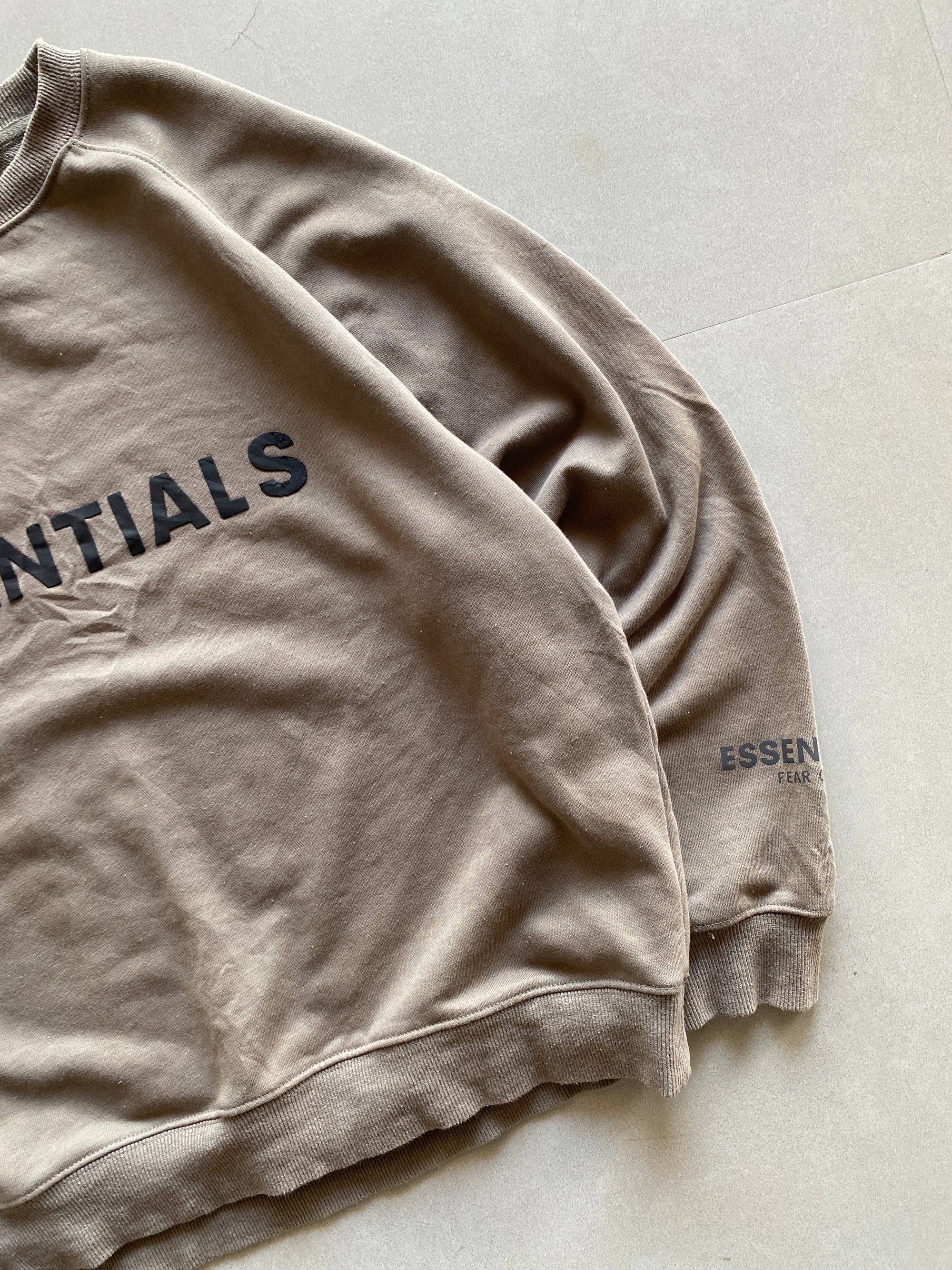 ESSENTIALS SWEATSHIRT - M