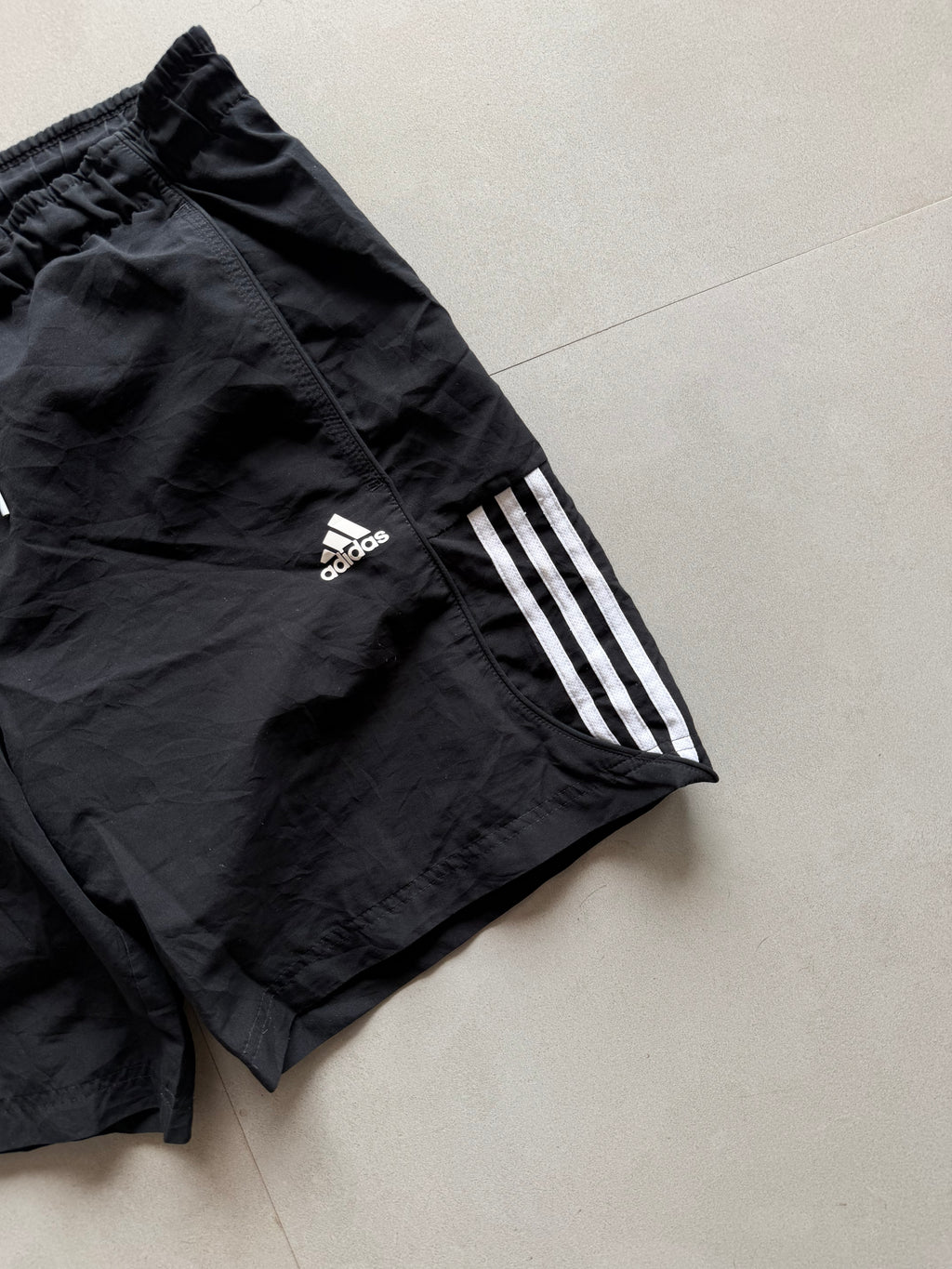 ADIDAS STRIPED SHORTS - L
