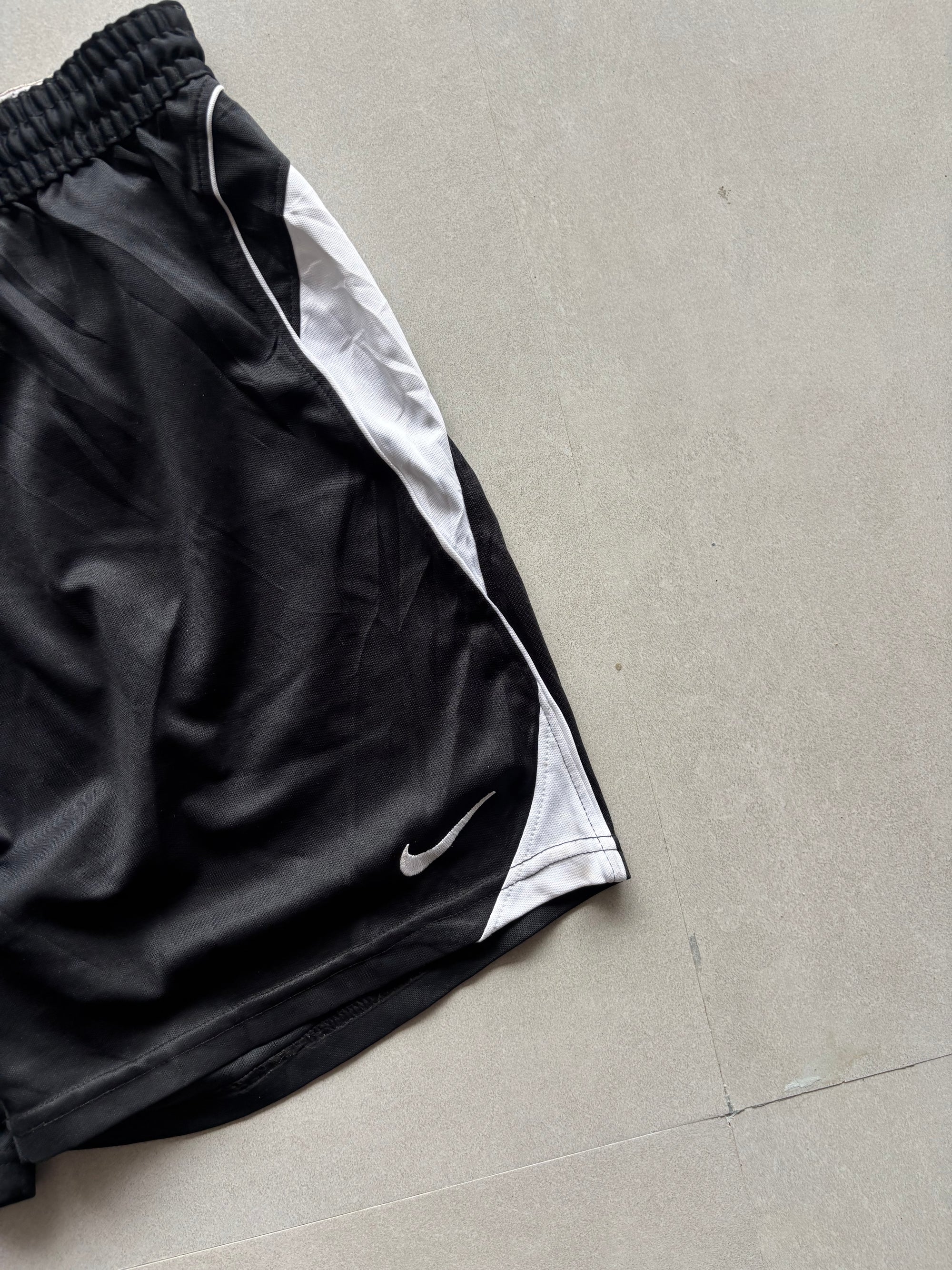 NIKE VINTAGE SHORTS - M