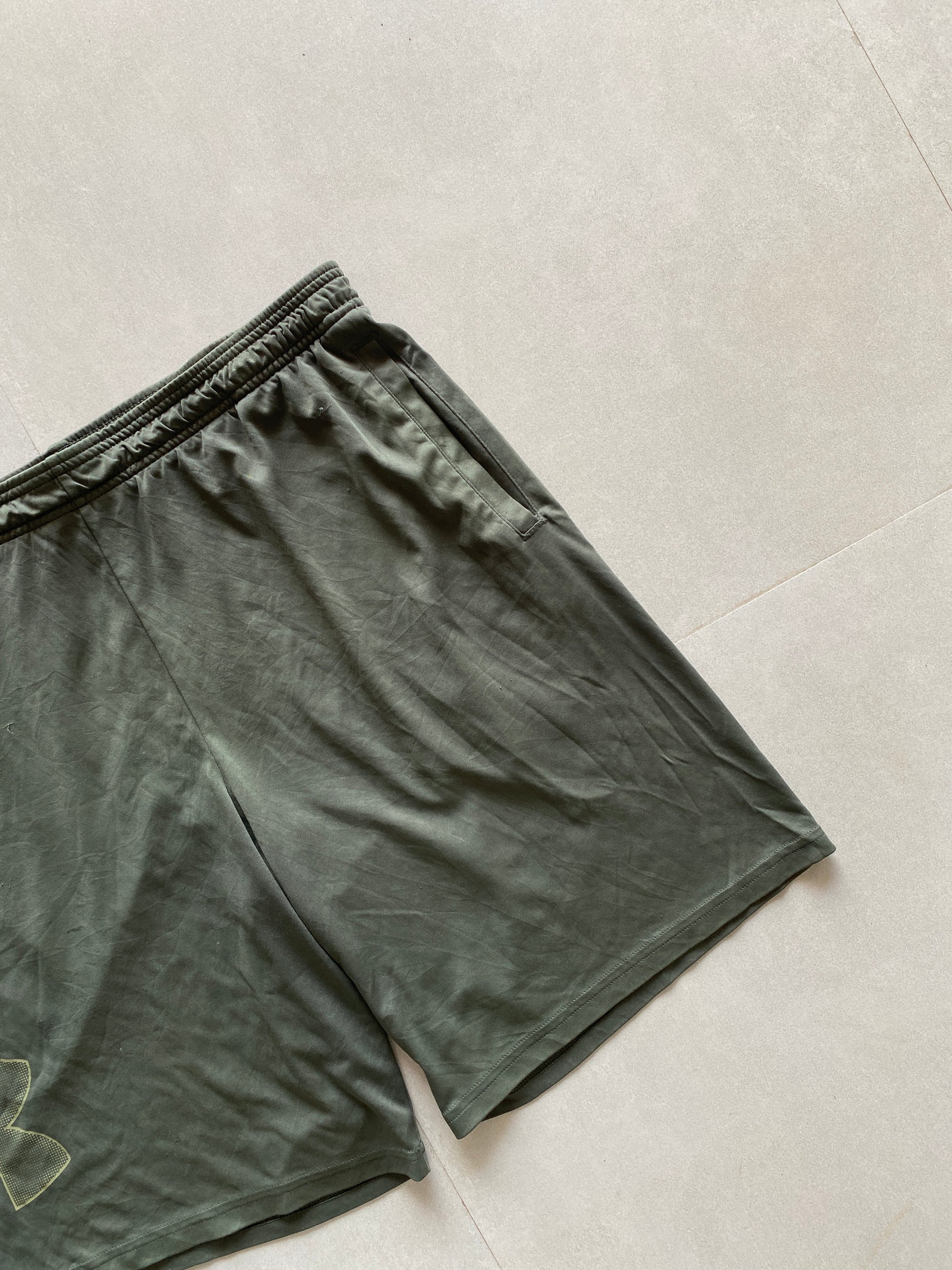 UNDER ARMOUR SHORTS - L