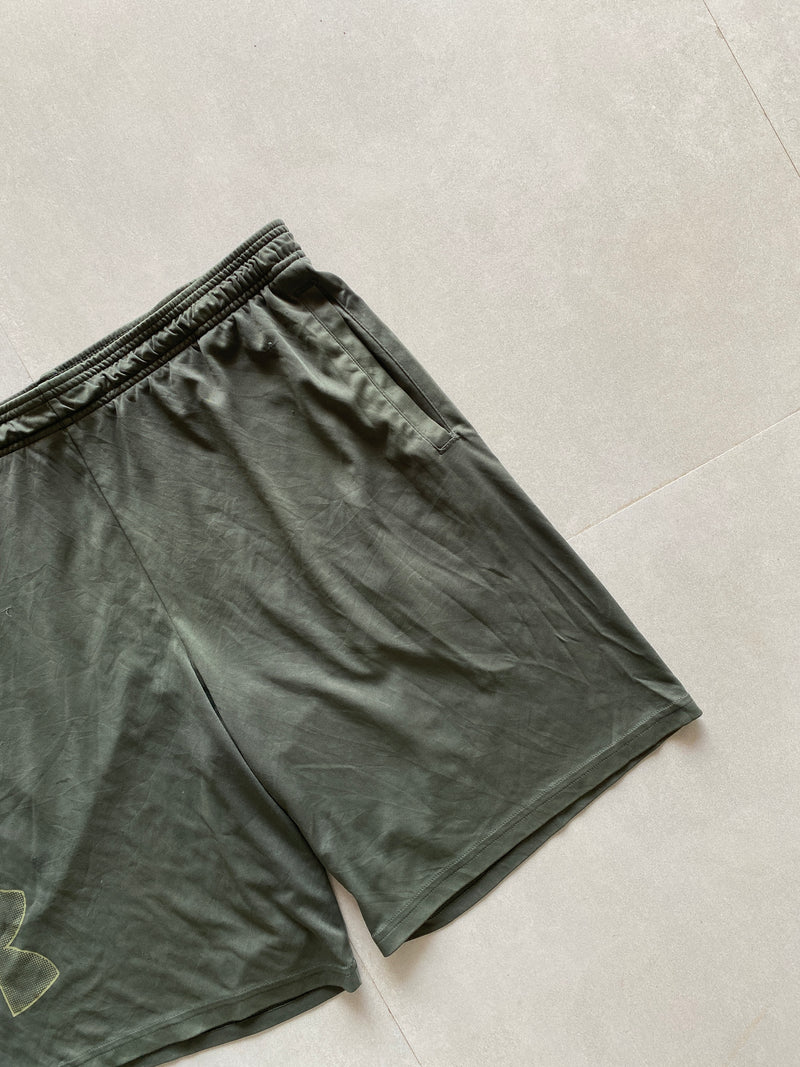 UNDER ARMOUR SHORTS - L