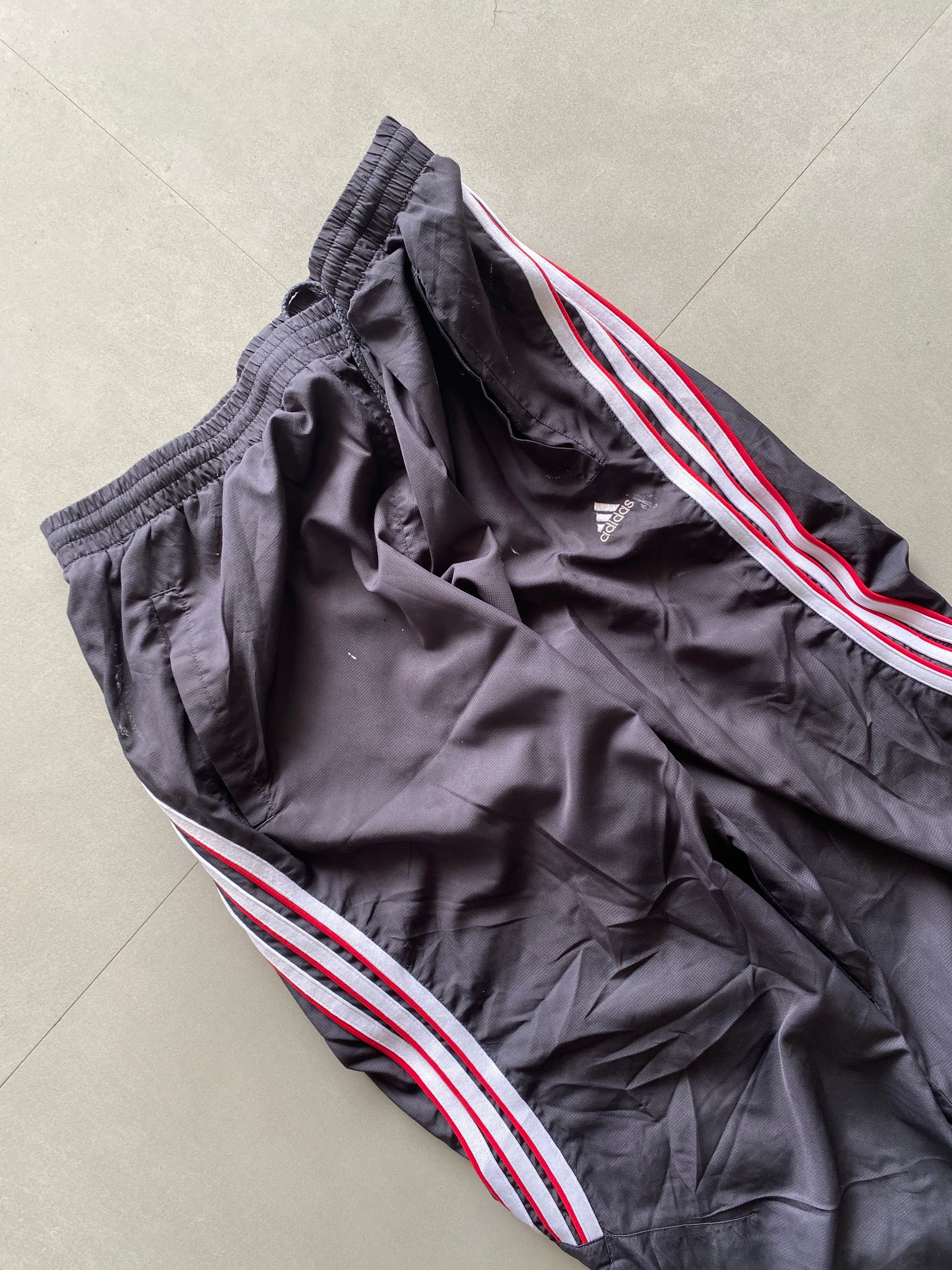 ADIDAS STRIPED BAGGY TRACK PANT - M