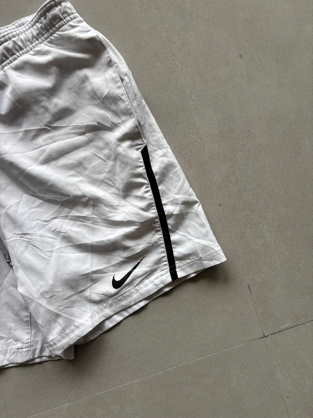 NIKE WHITE SHORTS - M