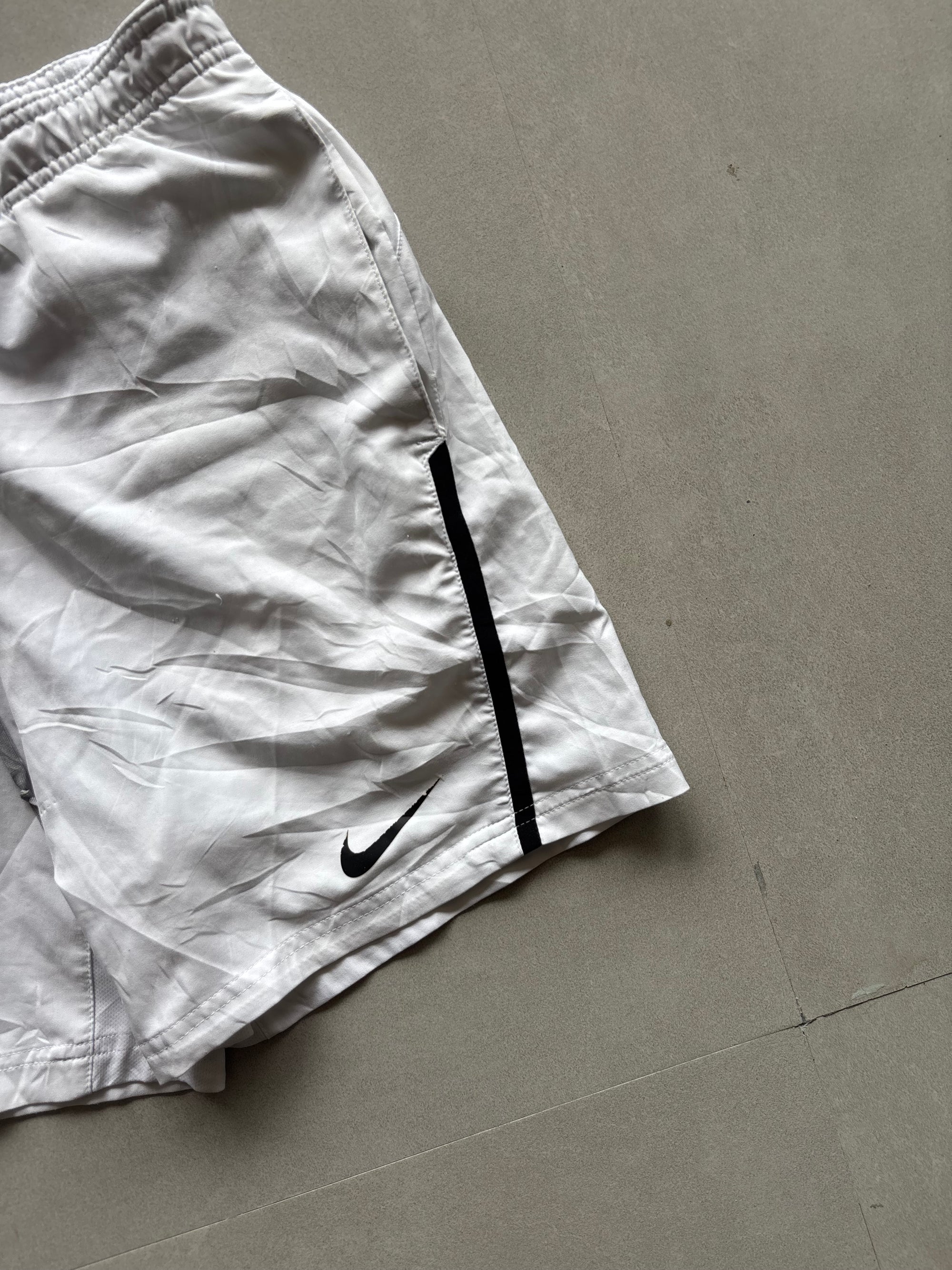 NIKE WHITE SHORTS - M