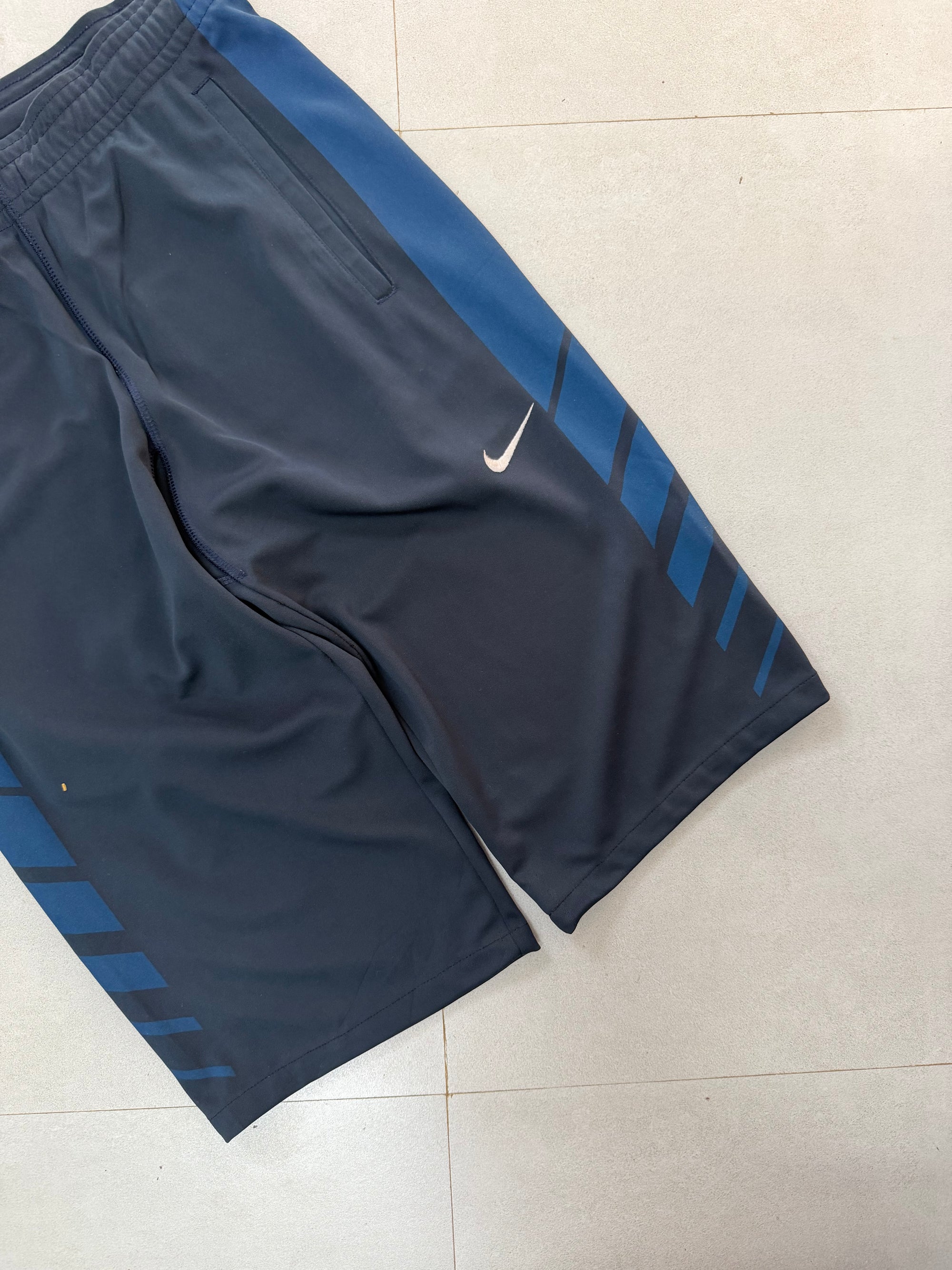 NIKE THREE FOURTH PANT - M