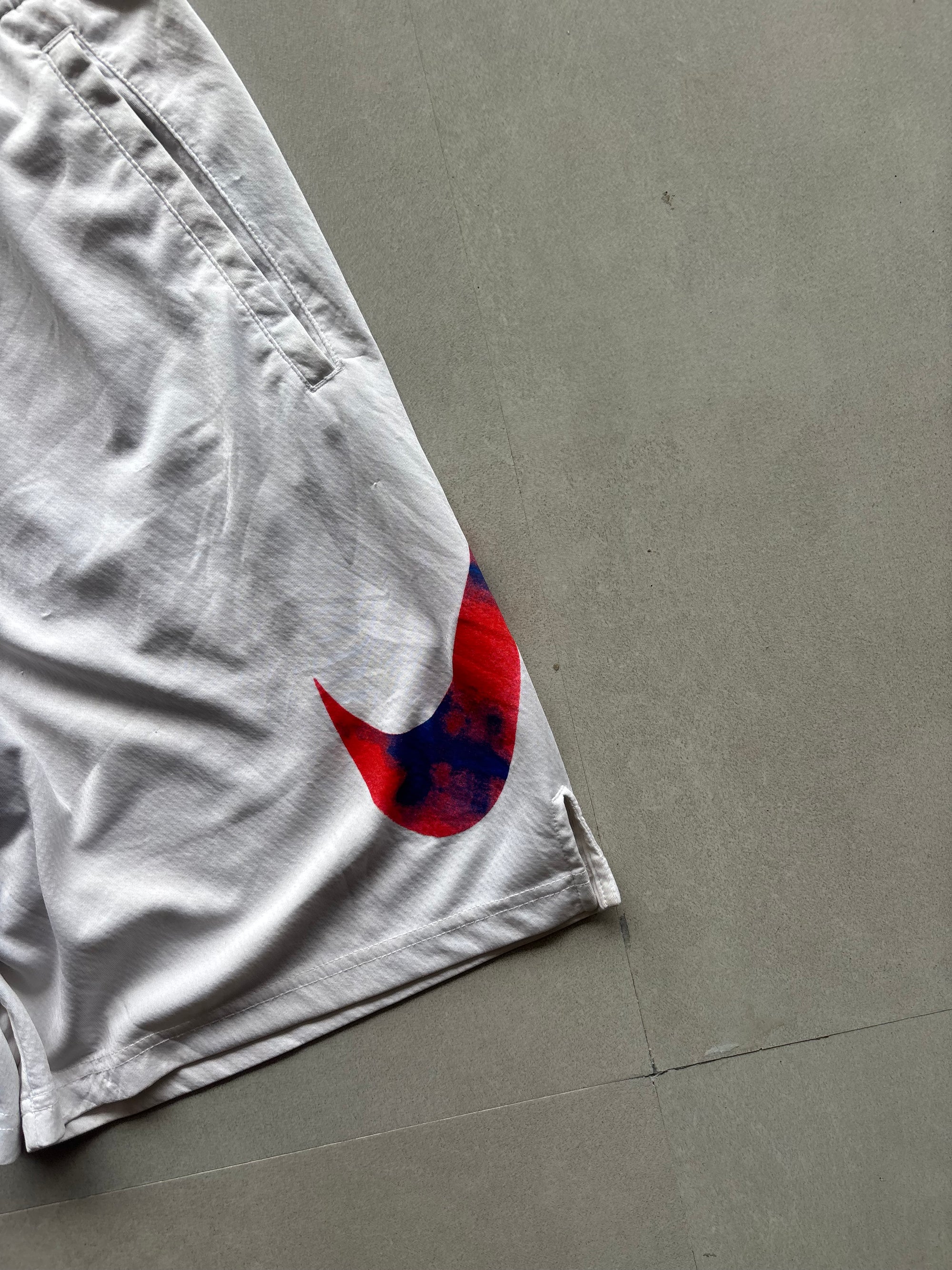 NIKE BIG SWOOSH SHORTS - M
