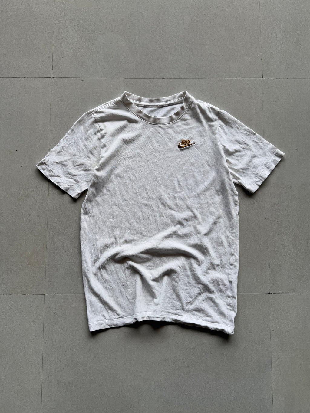 NIKE WHITE TEE - S