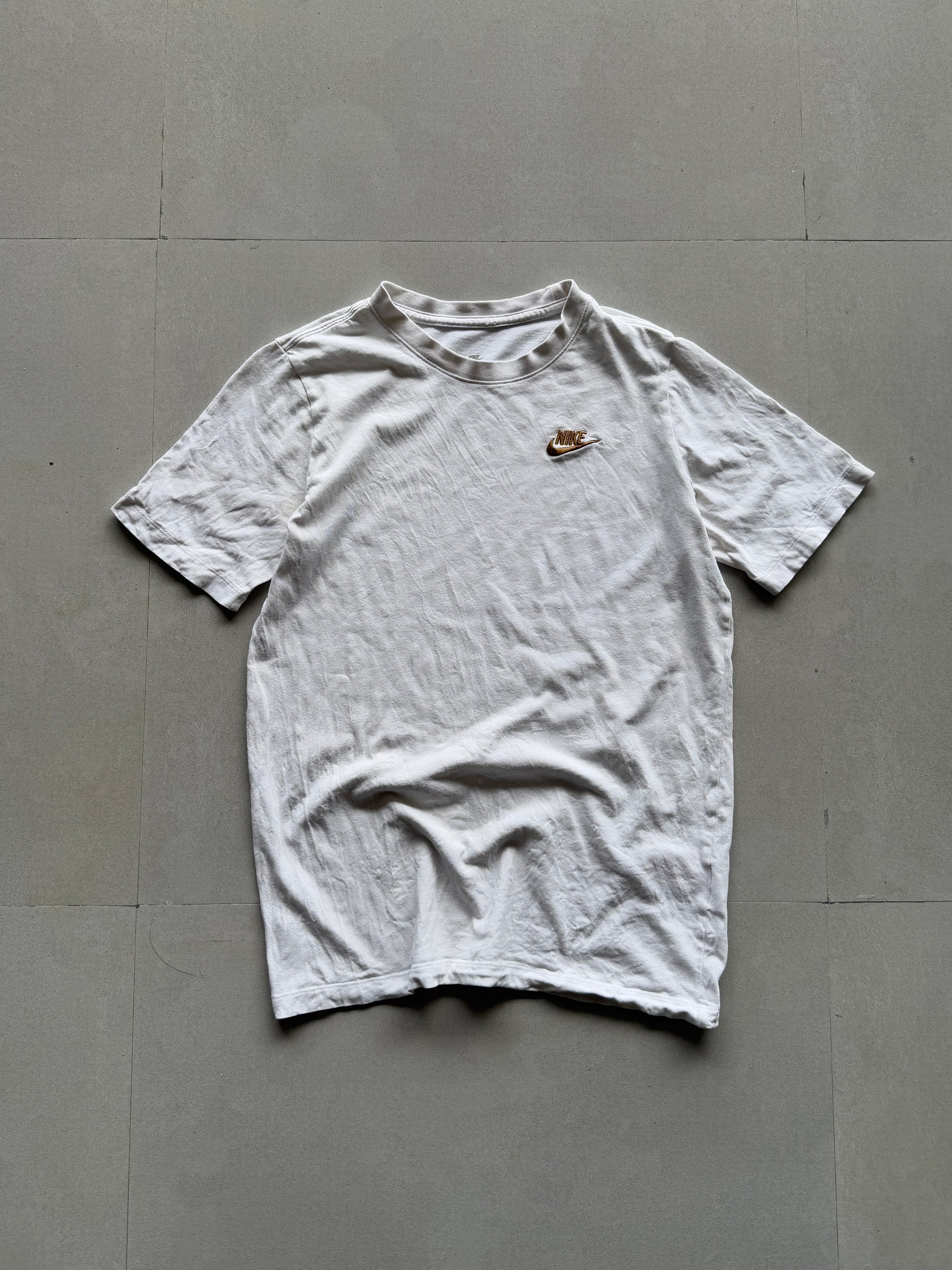 NIKE WHITE TEE - S