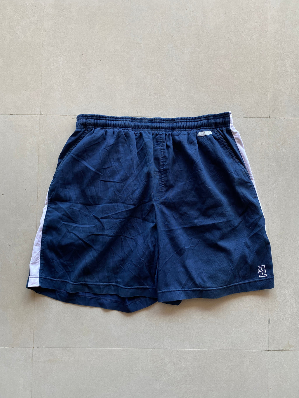 VINTAGE 00S NIKE SHORTS -  L