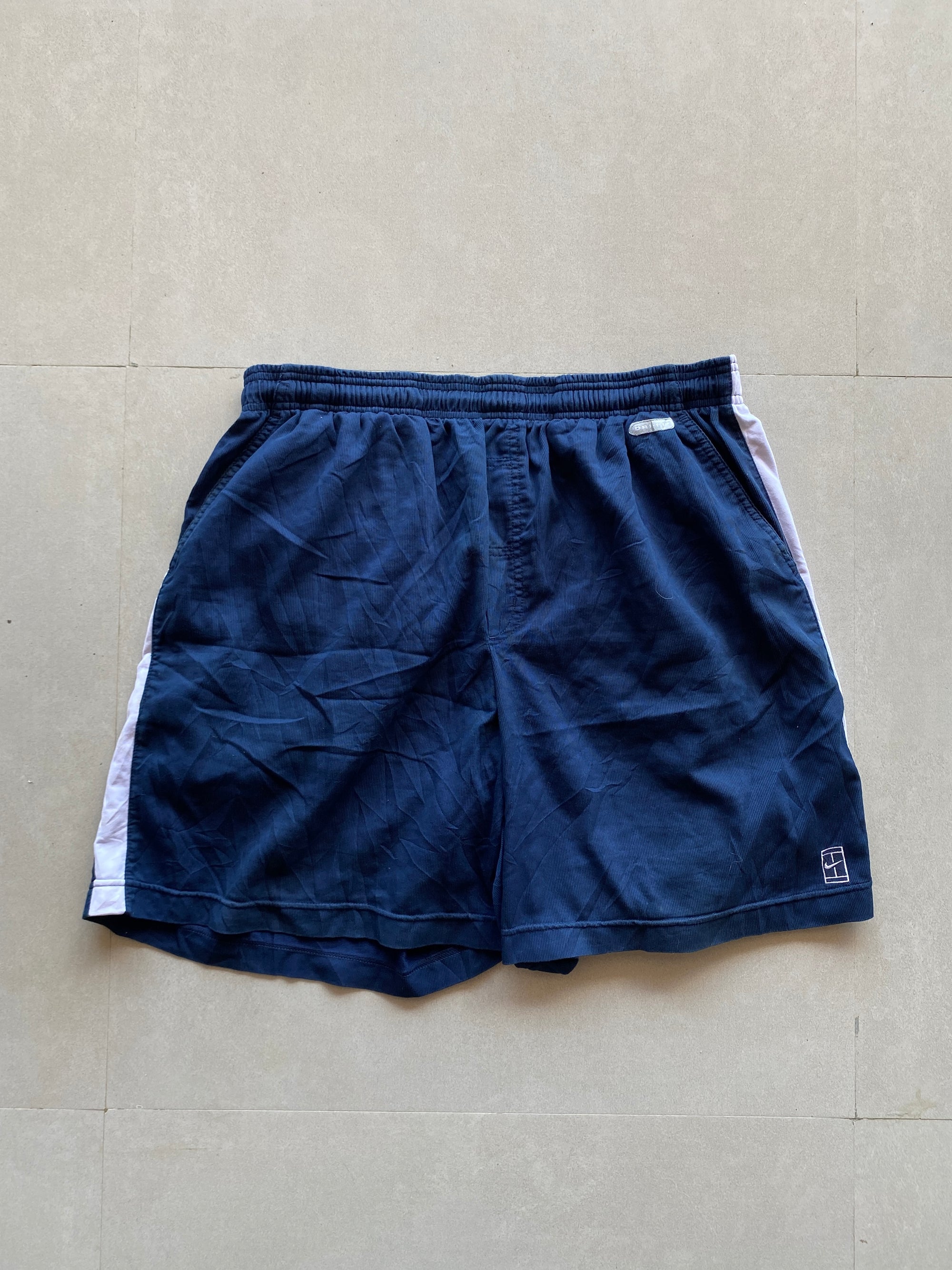 VINTAGE 00S NIKE SHORTS -  L