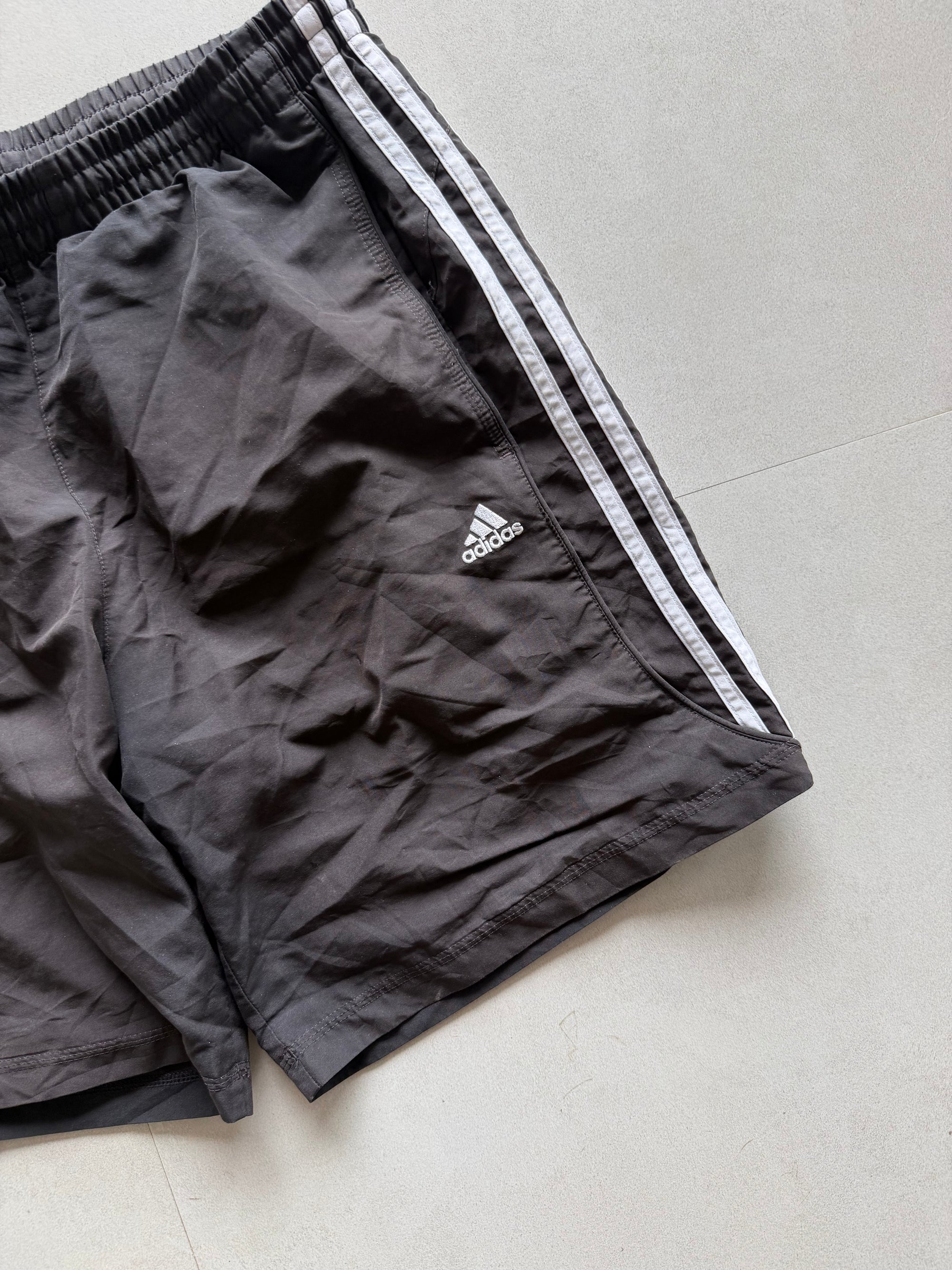 ADIDAS STRIPED SHORTS - M