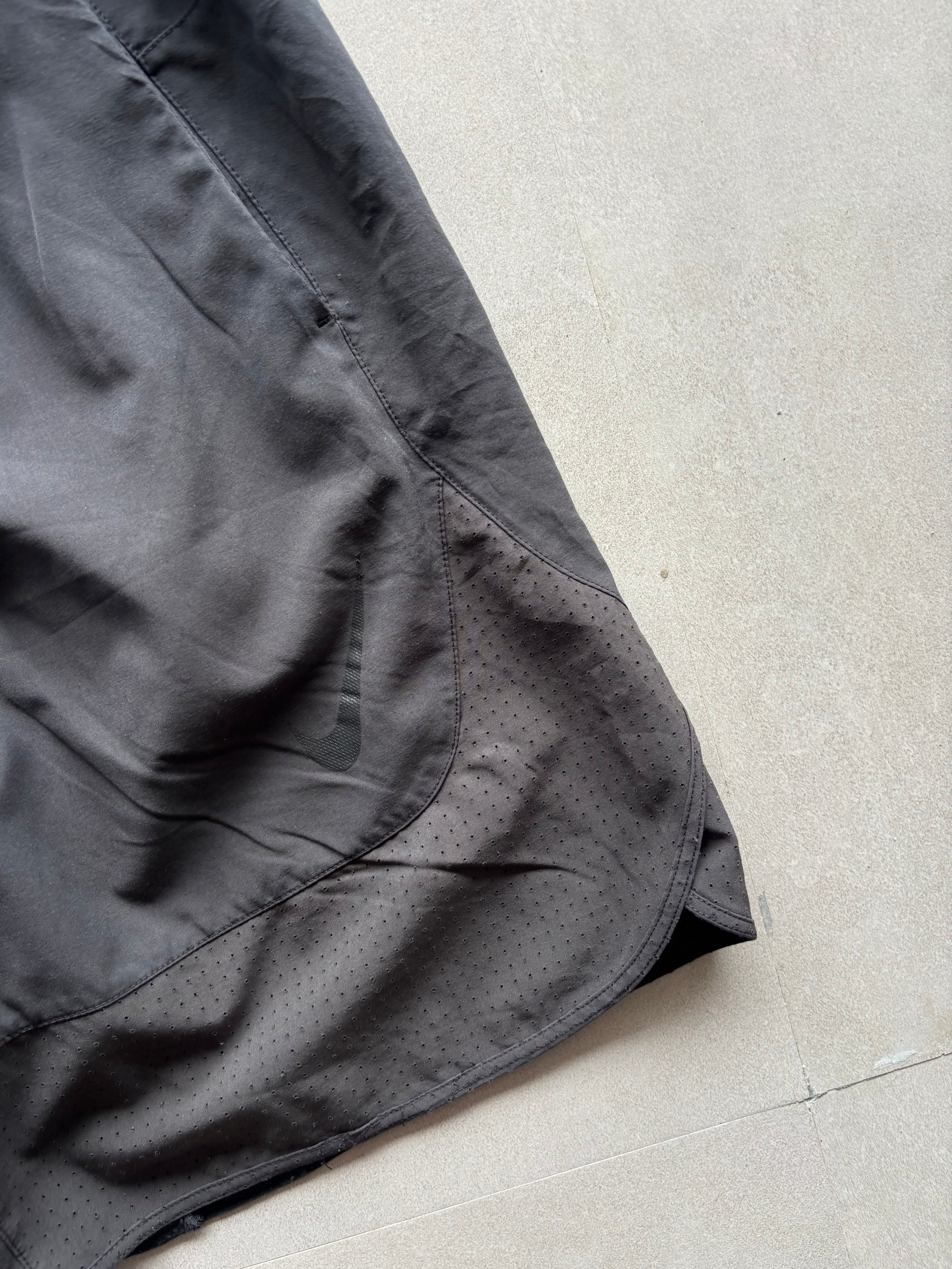 NIKE DRI-FIT SHORTS - L