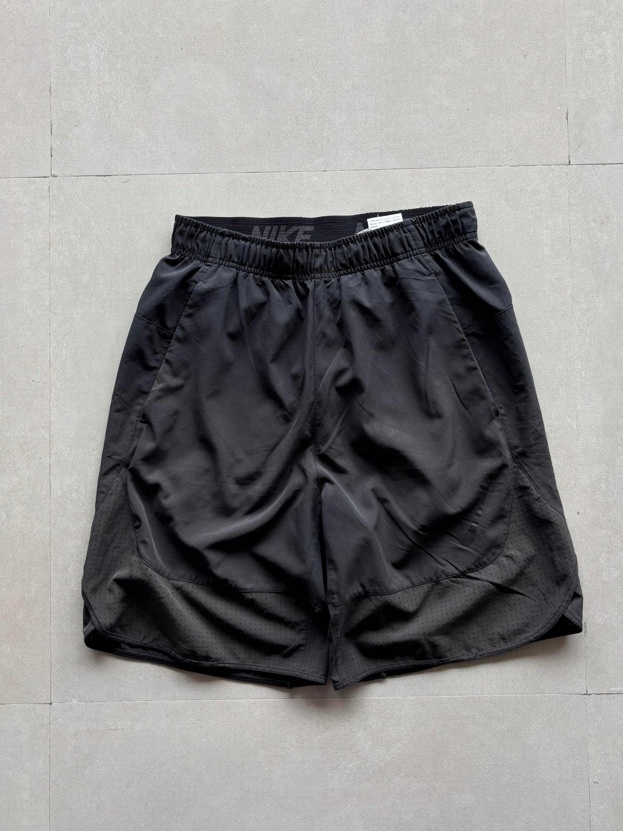 NIKE DRI-FIT SHORTS - L