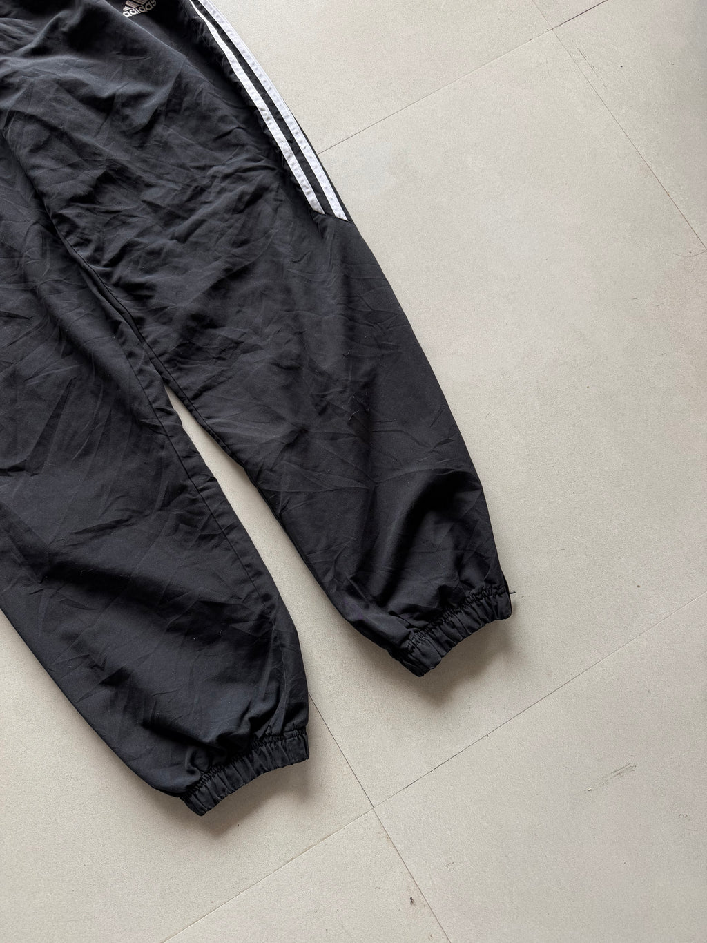 ADIDAS STRIPED TRACK PANT26 - S
