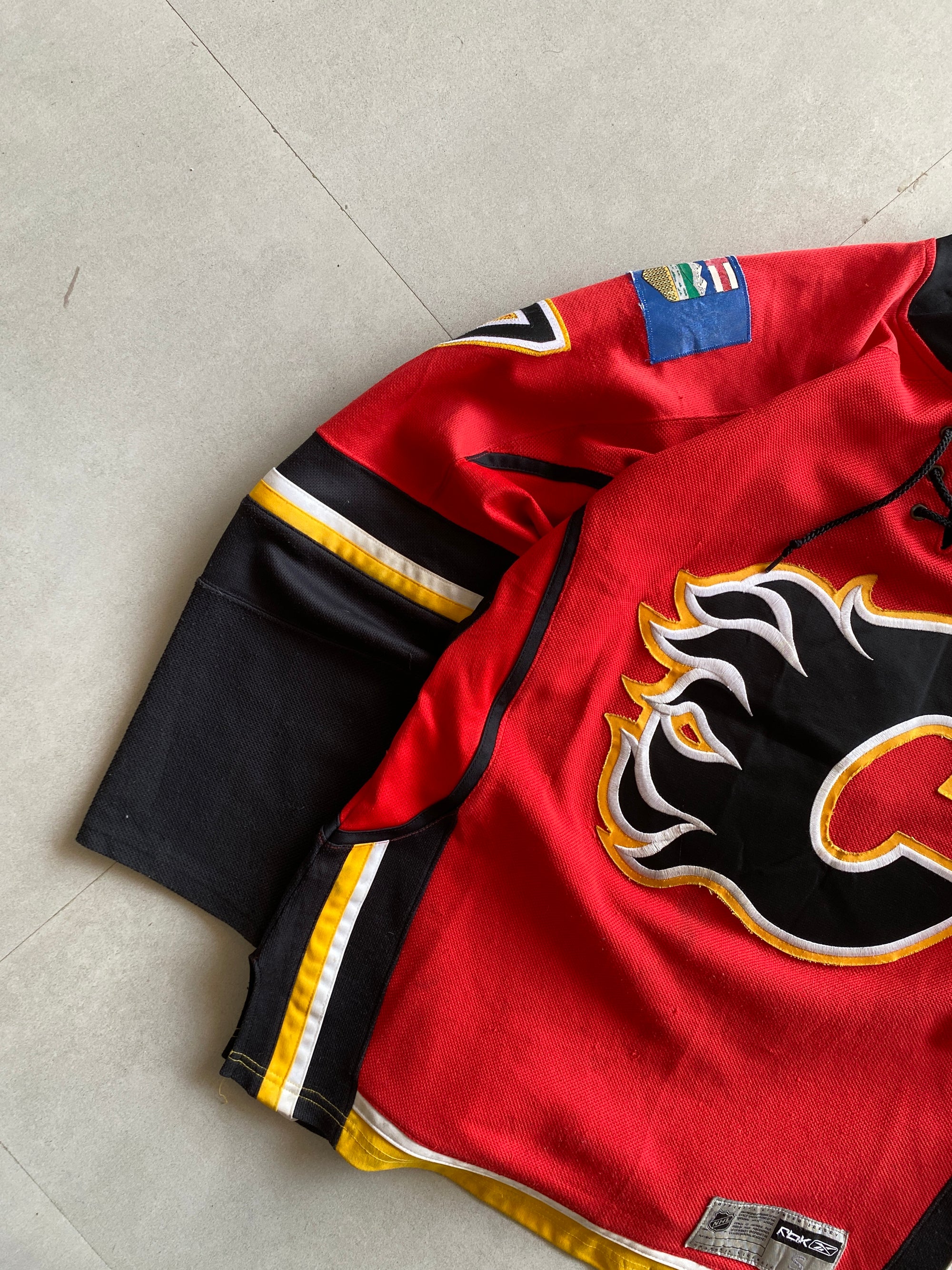REEBOK CALGARY FLAMES HOCKEY JERSEY - L