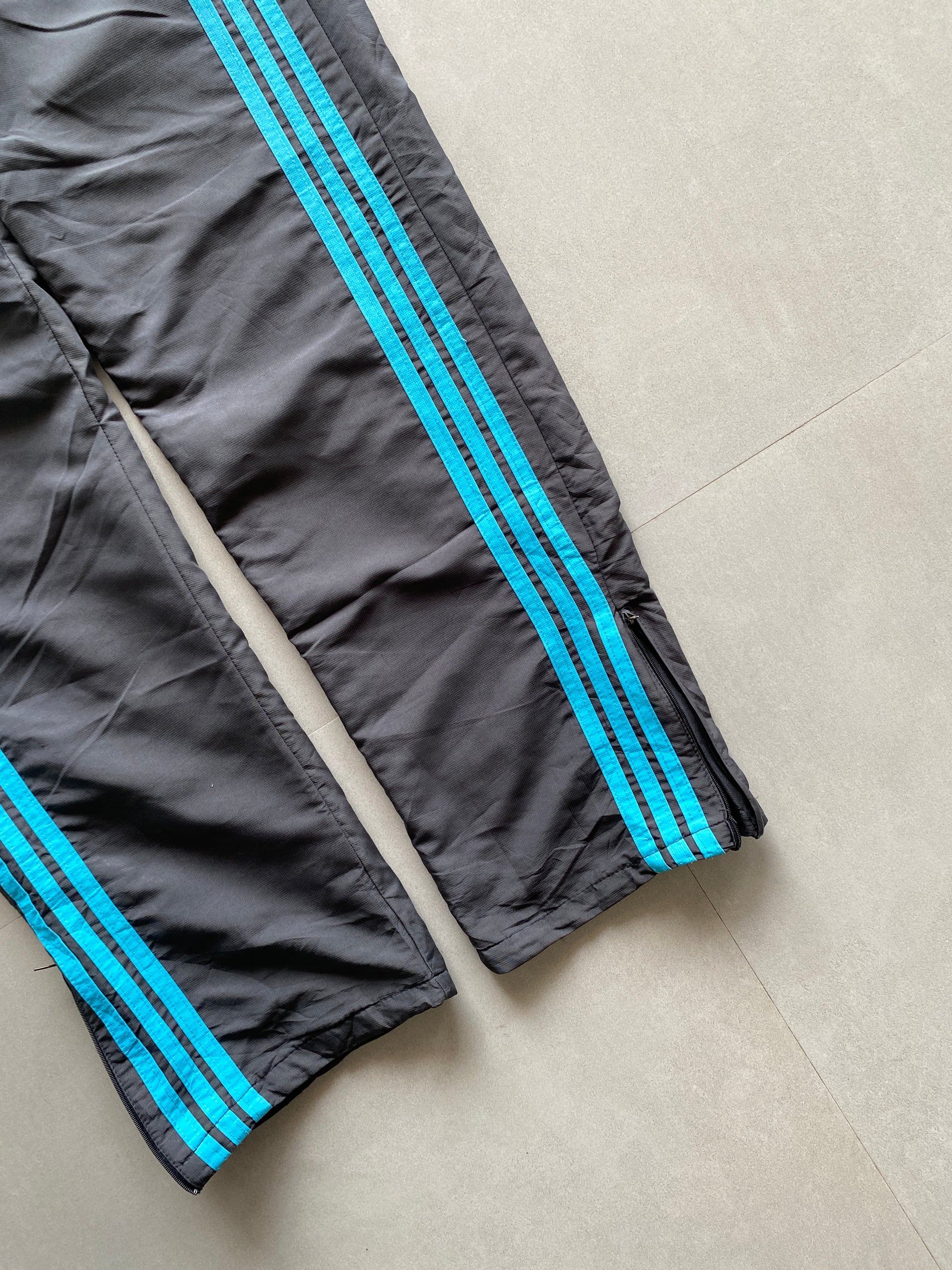 ADIDAS STRIPED BAGGY TRACK PANT - M