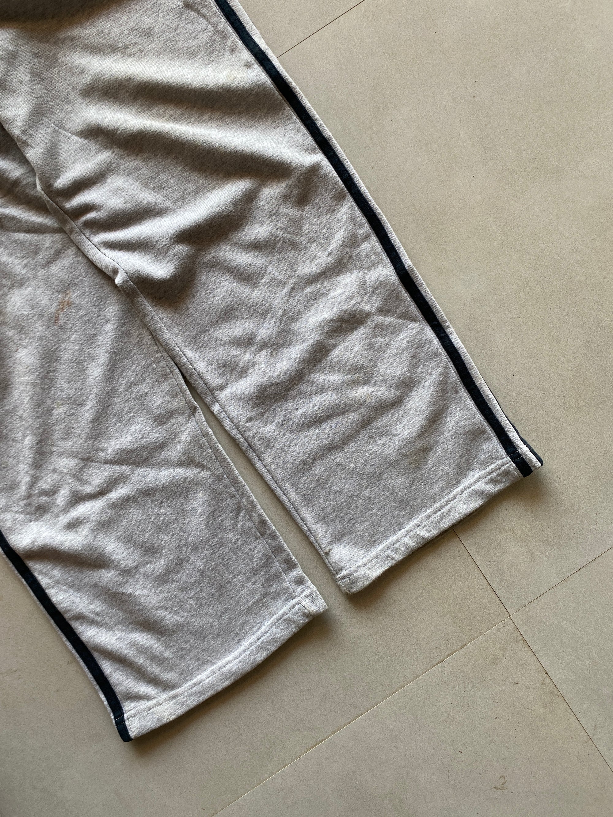 ADIDAS BAGGY SWEATPANT - M