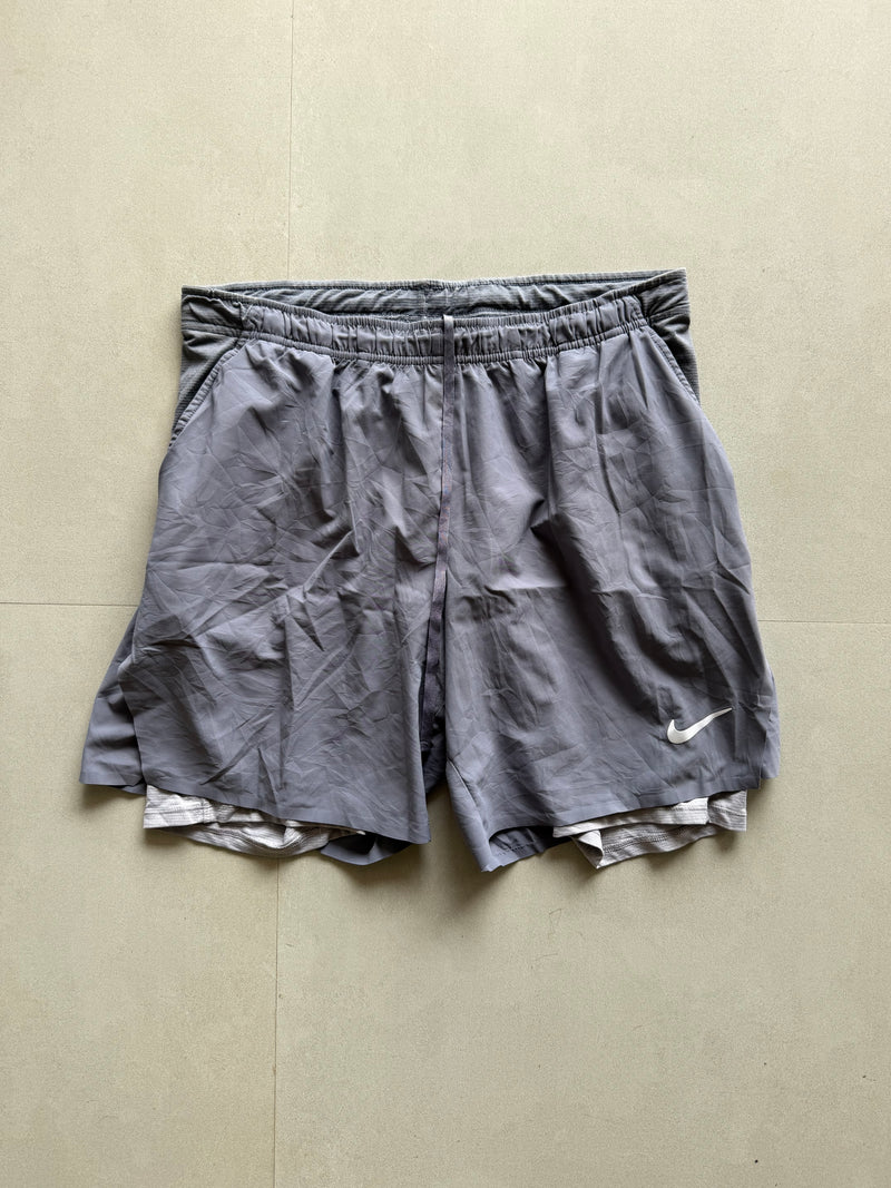 VINTAGE NIKE SHORTS - M