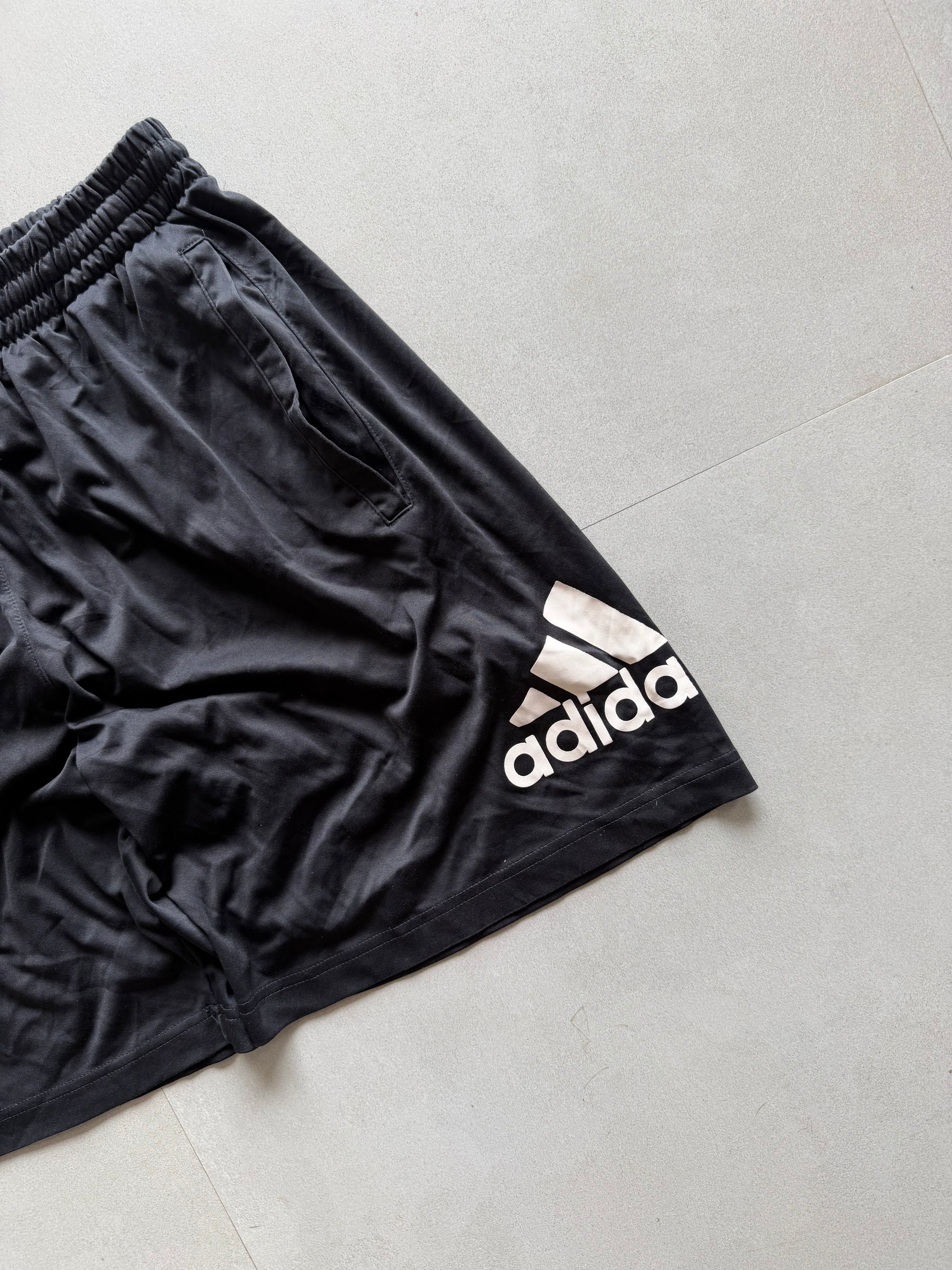 ADIDAS BIG LOGO SHORTS - M