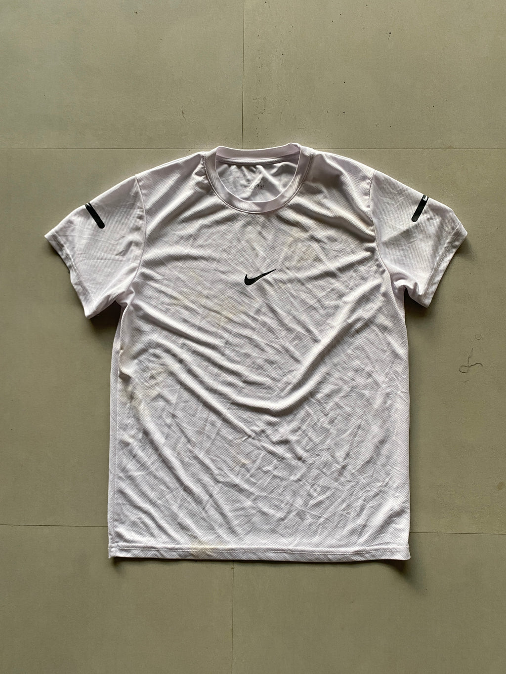 NIKE CENTER SWOOSH DRI FIT TEE -