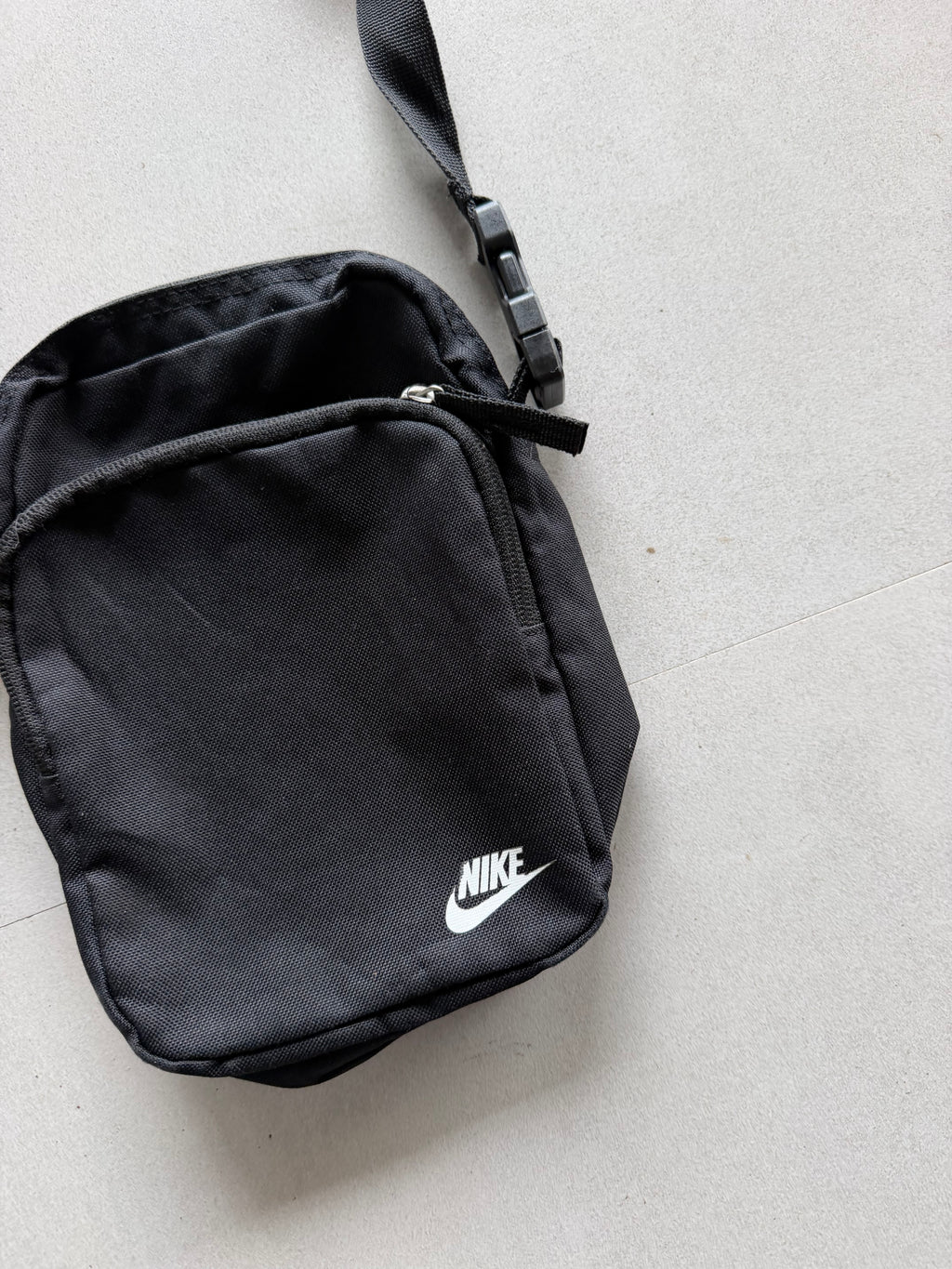 VINTAGE NIKE SLING BAG
