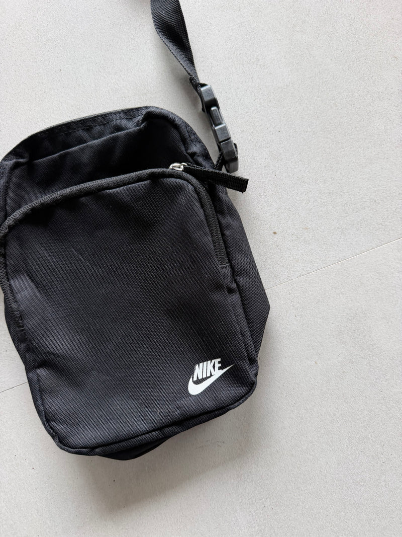VINTAGE NIKE SLING BAG