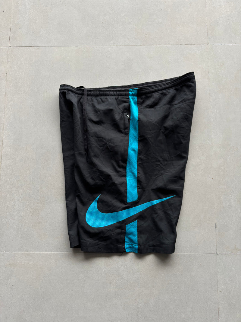 NIKE BIG SWOOSH SHORTS - M