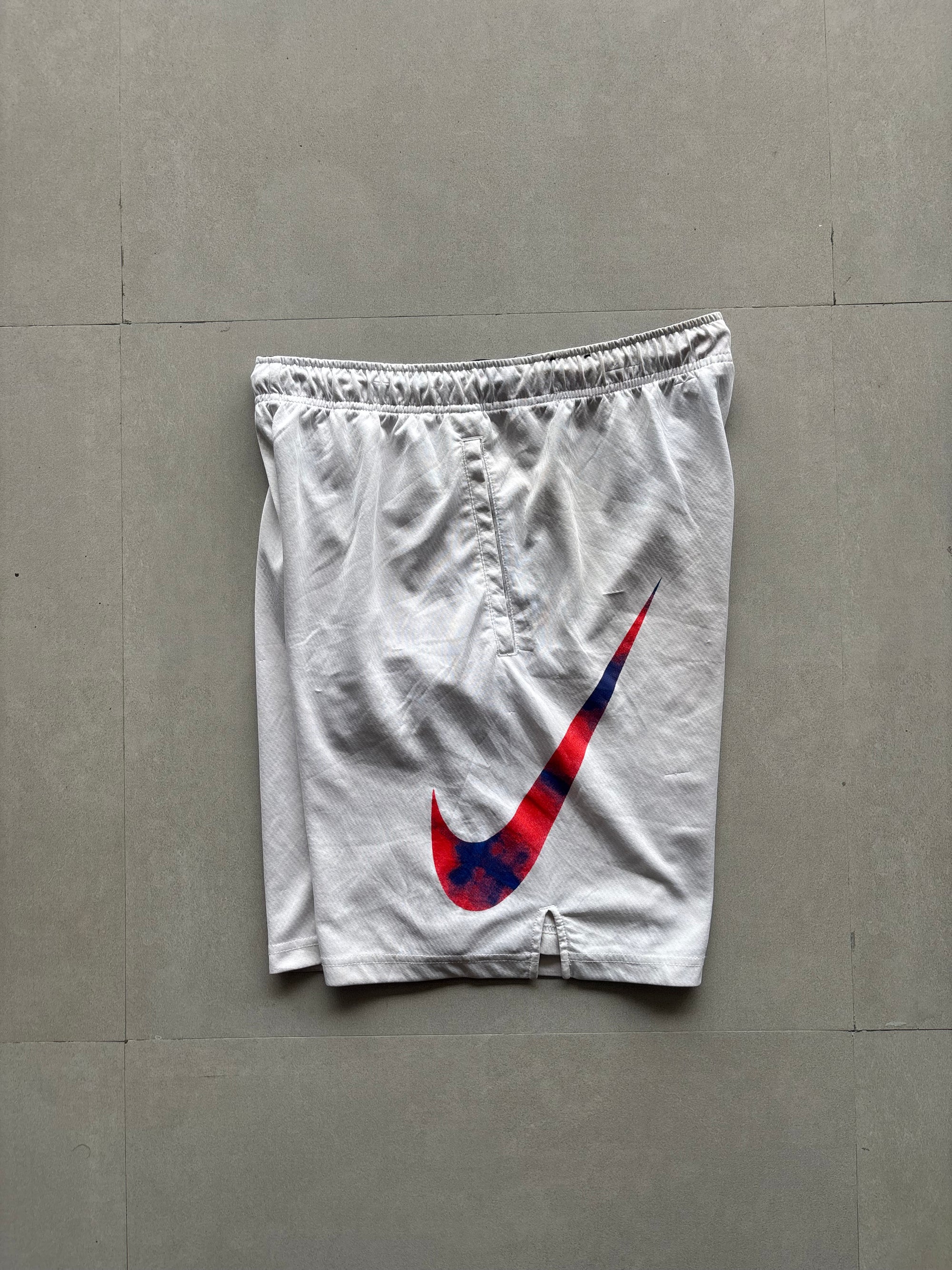 NIKE BIG SWOOSH SHORTS - M