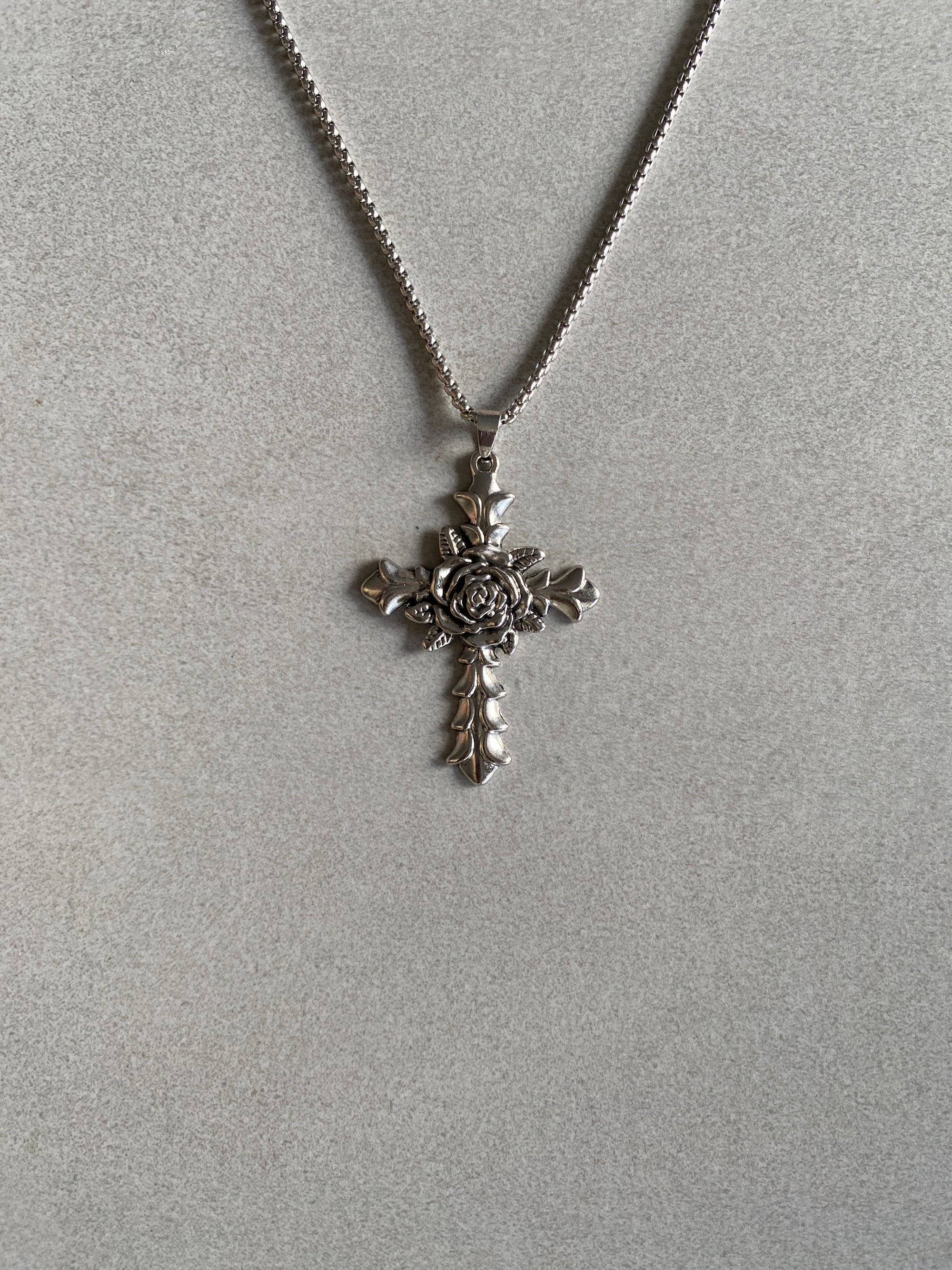 ROSE CROSS PENDANT CHAIN