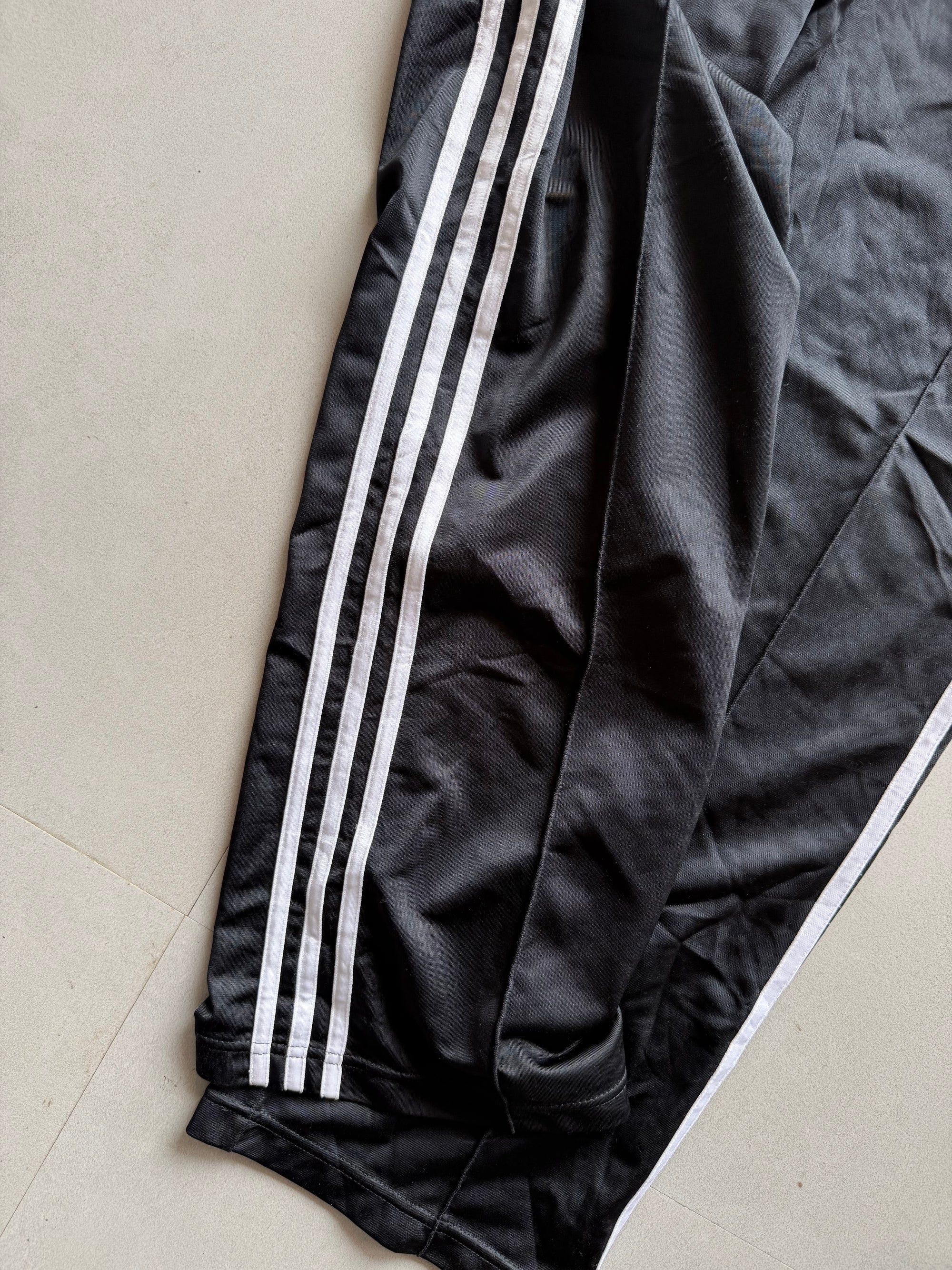ADIDAS BAGGY STRIPED TRACK PANT114 - M